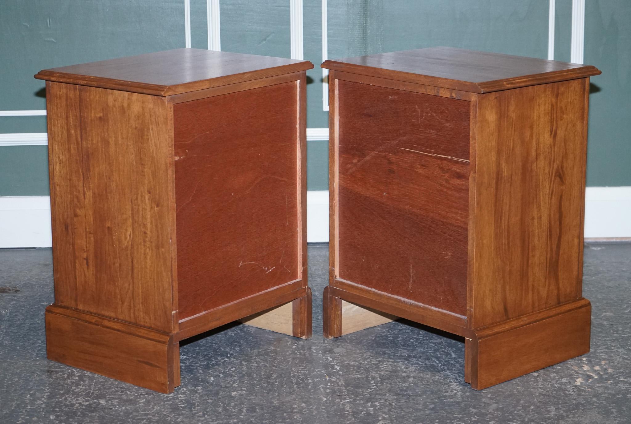 Pair of Willis Gambier Bedside Tables Night Stands In Good Condition For Sale In Pulborough, GB