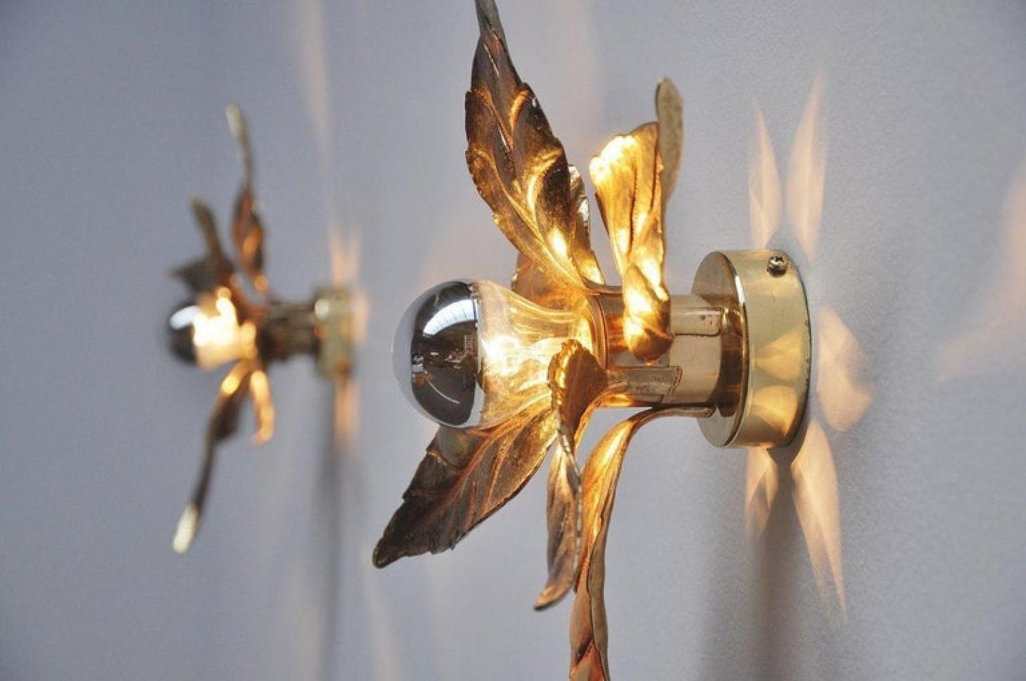Belle paire d'appliques à fleurs en laiton dans le style du designer Willy Daros, fabriquées par 'Massive Lighting', vers les années 1970 en Belgique, Europe. Cette belle lampe sculpturale décorative se compose d'une paire de fleurs plaquées laiton