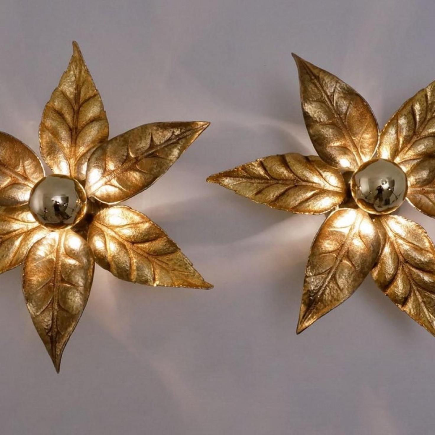 Brutalisme Paire d'appliques murales à fleurs en laiton de style Willy Daro par Massive Lighting, 1970 en vente