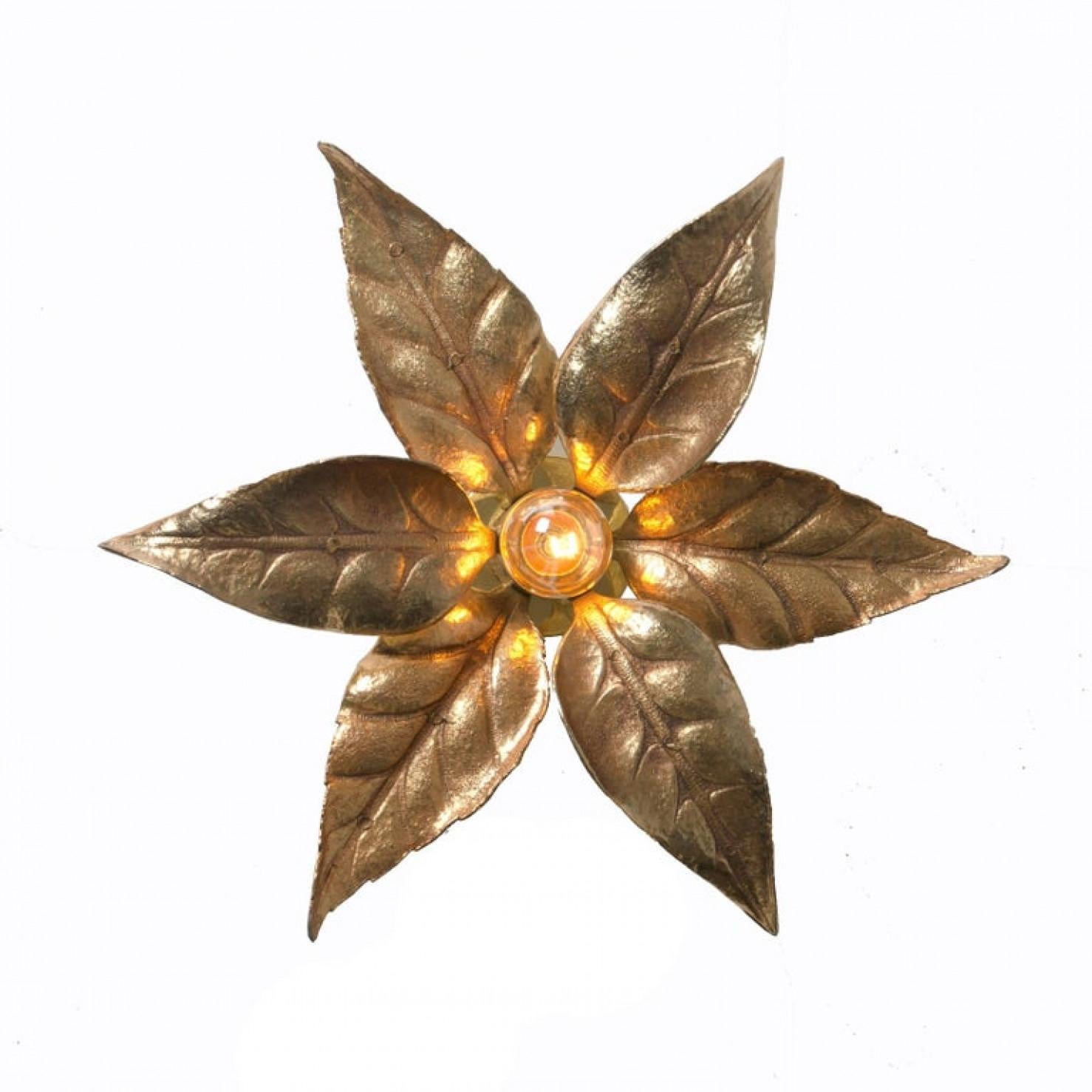 Paire d'appliques murales à fleurs en laiton de style Willy Daro par Massive Lighting, 1970 en vente 1