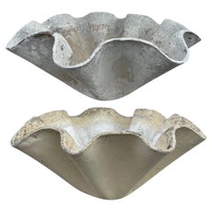 Paar Biomorphe Betonpflanzgefäße von Willy Guhl für Eternit aus Beton. Schweiz, 1960er Jahre