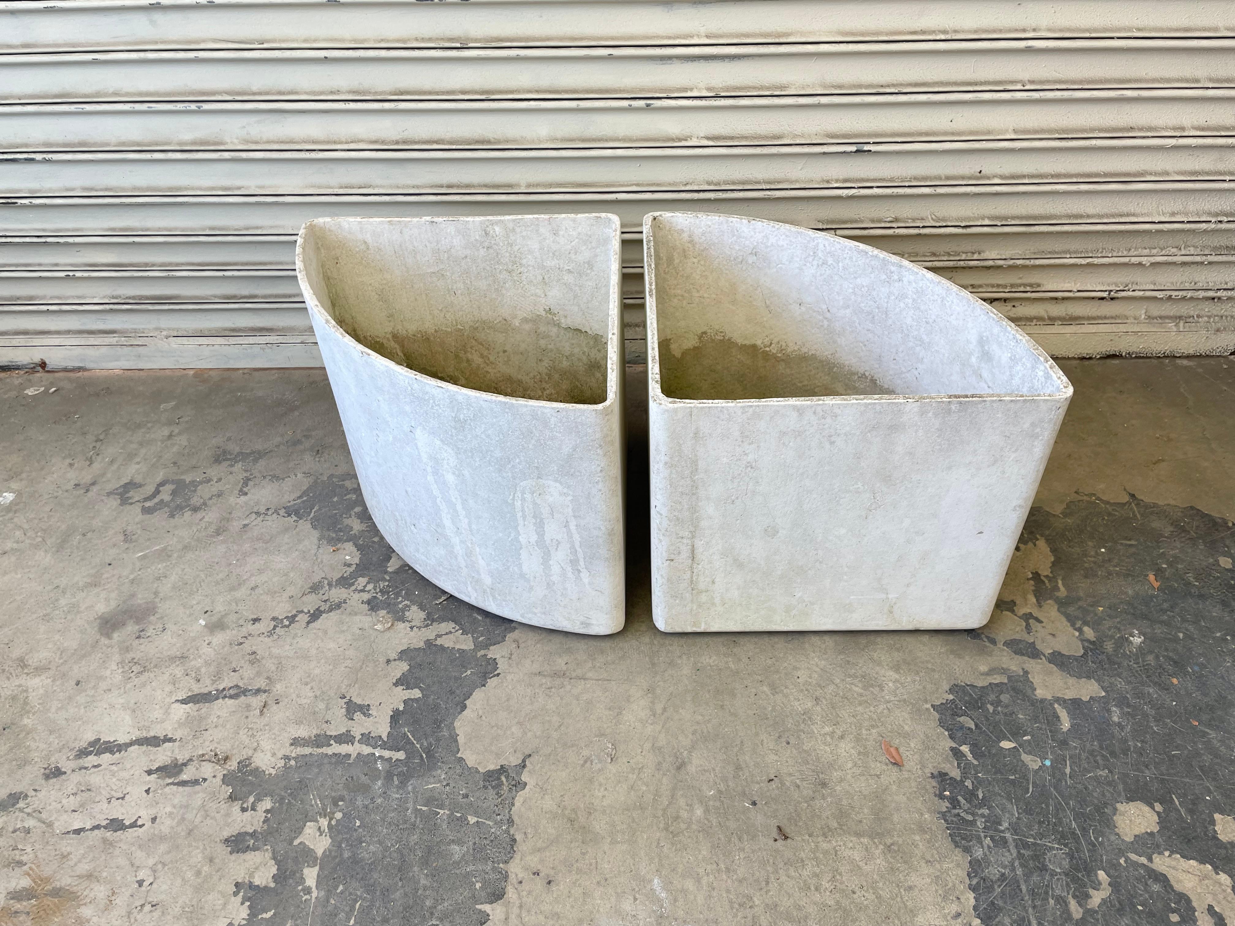 Matching concrete corner planters by Swiss architect, Willy Guhl. Perfect for corners of a room. Also interesting to put them together into a fun shape. Great modern design. Very good condition. Stunning as a set. 
 

