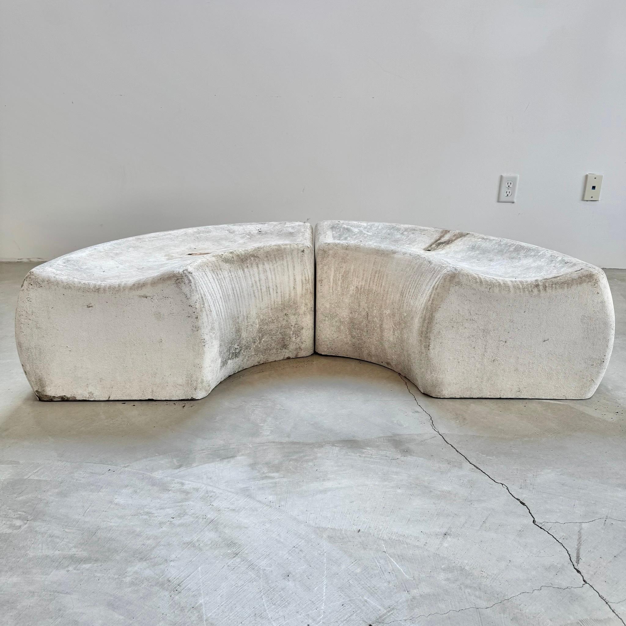 Magnifique paire de sièges/bancs en béton du milieu du siècle par Eternit, vers les années 1960. Un design concave minimal parfait avec des côtés convexes qui s'inclinent doucement. Le banc est fabriqué en fibre de ciment, ce qui lui a permis de
