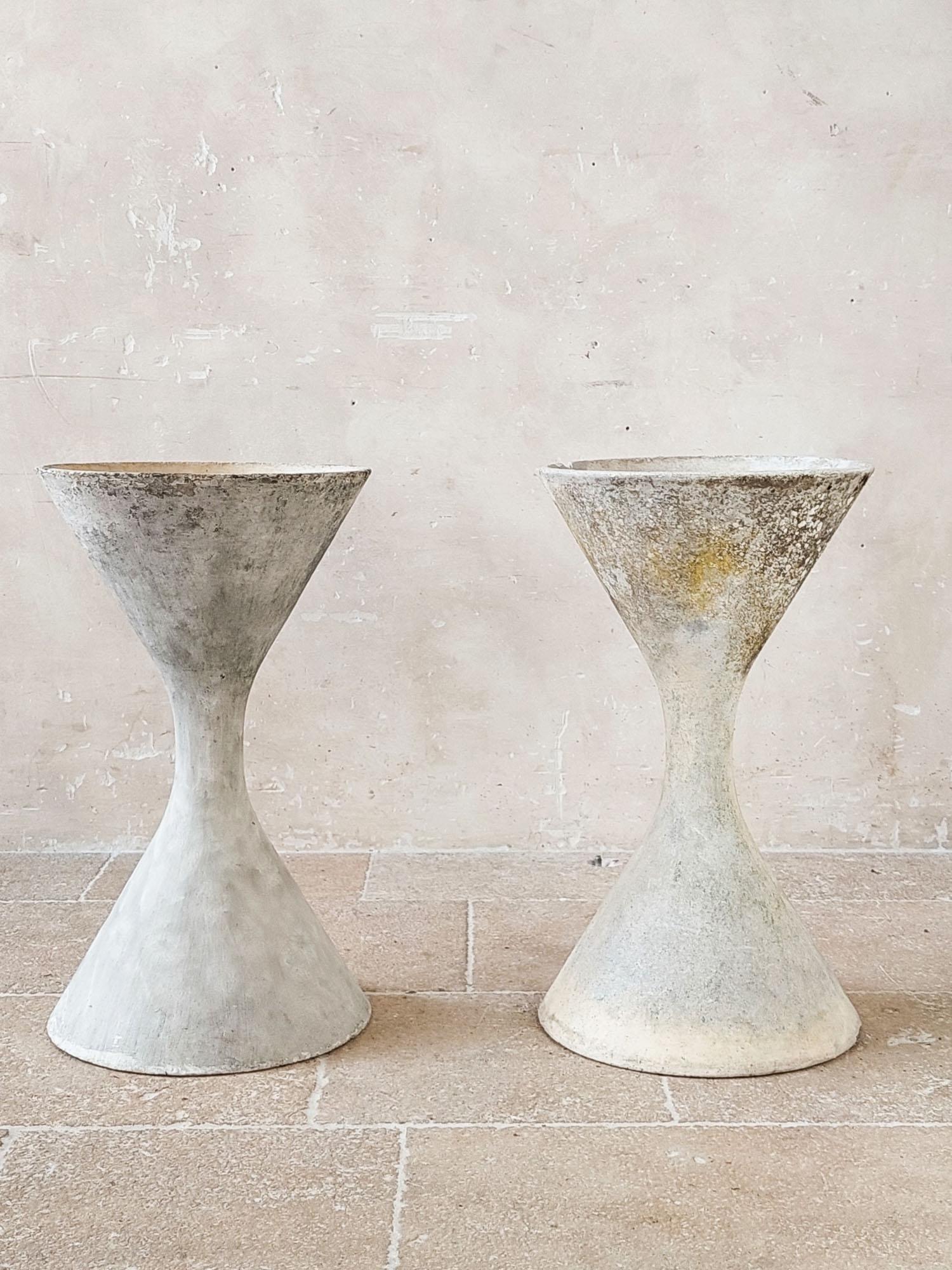 Price for the set!
Beautiful 'Diablo' concrete spindel planters by Swiss architect Willy Guhl. Manufactured by Eternit AG, who produced all of Guhl's designs. Made from fiber cement, the planters are lightweight and durable in all climates. These