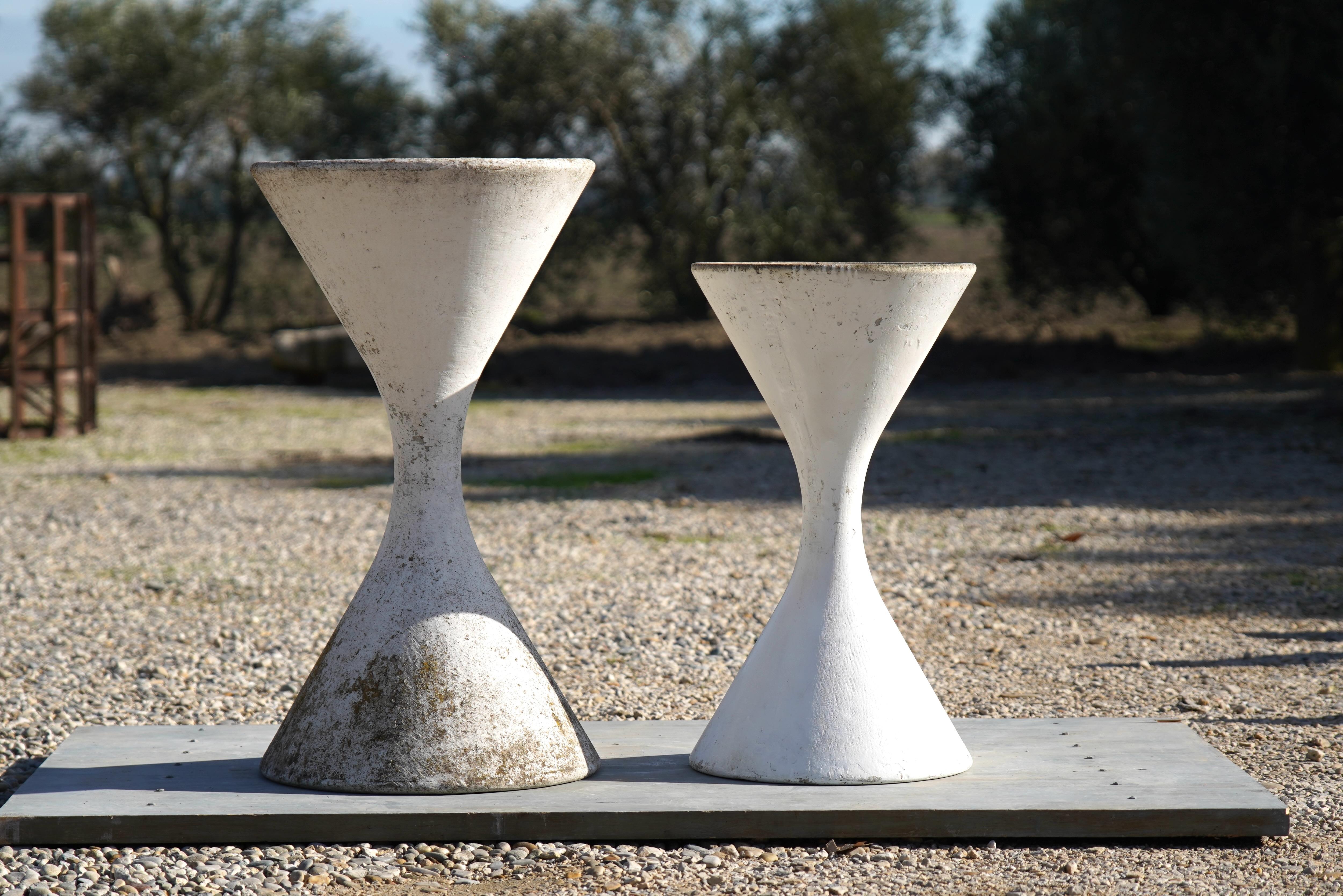 Pair of iconic vintage 'Diablo' Planters by Swiss neo-functionalist and industrial design pioneer Willy Guhl for Eternit, Switzerland, circa 1970. 

Made from fibre-cement, these pieces were sprayed white by one of the previous owners and have a