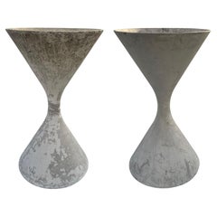 Ein Paar Willy Guhl für Eternit 'Diablo' Betonspindel-Pflanzgefäße, CIRCA 1968.