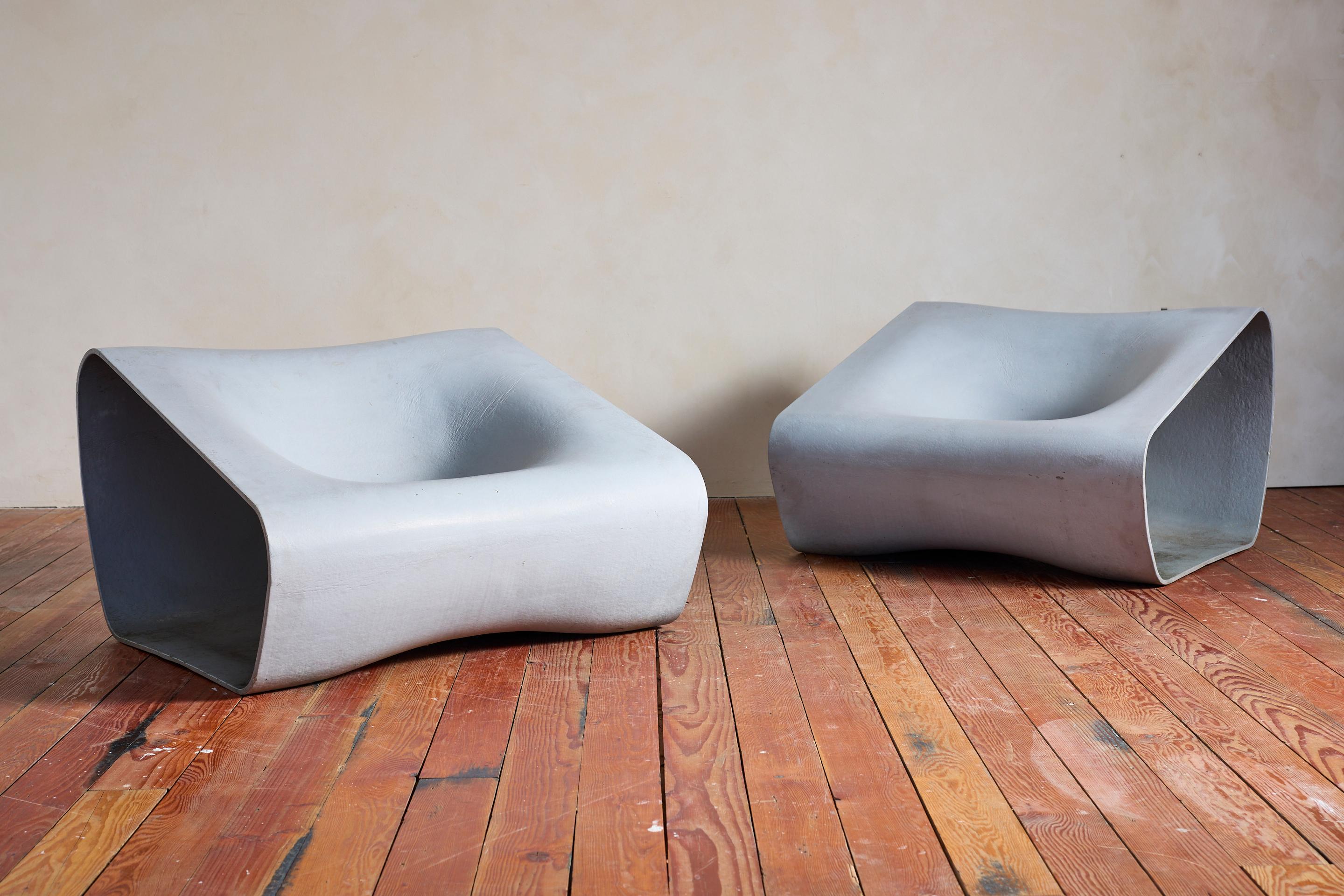 Paire de chaises en fibrociment dans le style de Willy Guhl pour Eternit 

Siège concave pressé à partir d'une seule feuille de fibrociment 

Couleur grise avec une belle patine - vendu par paire 

