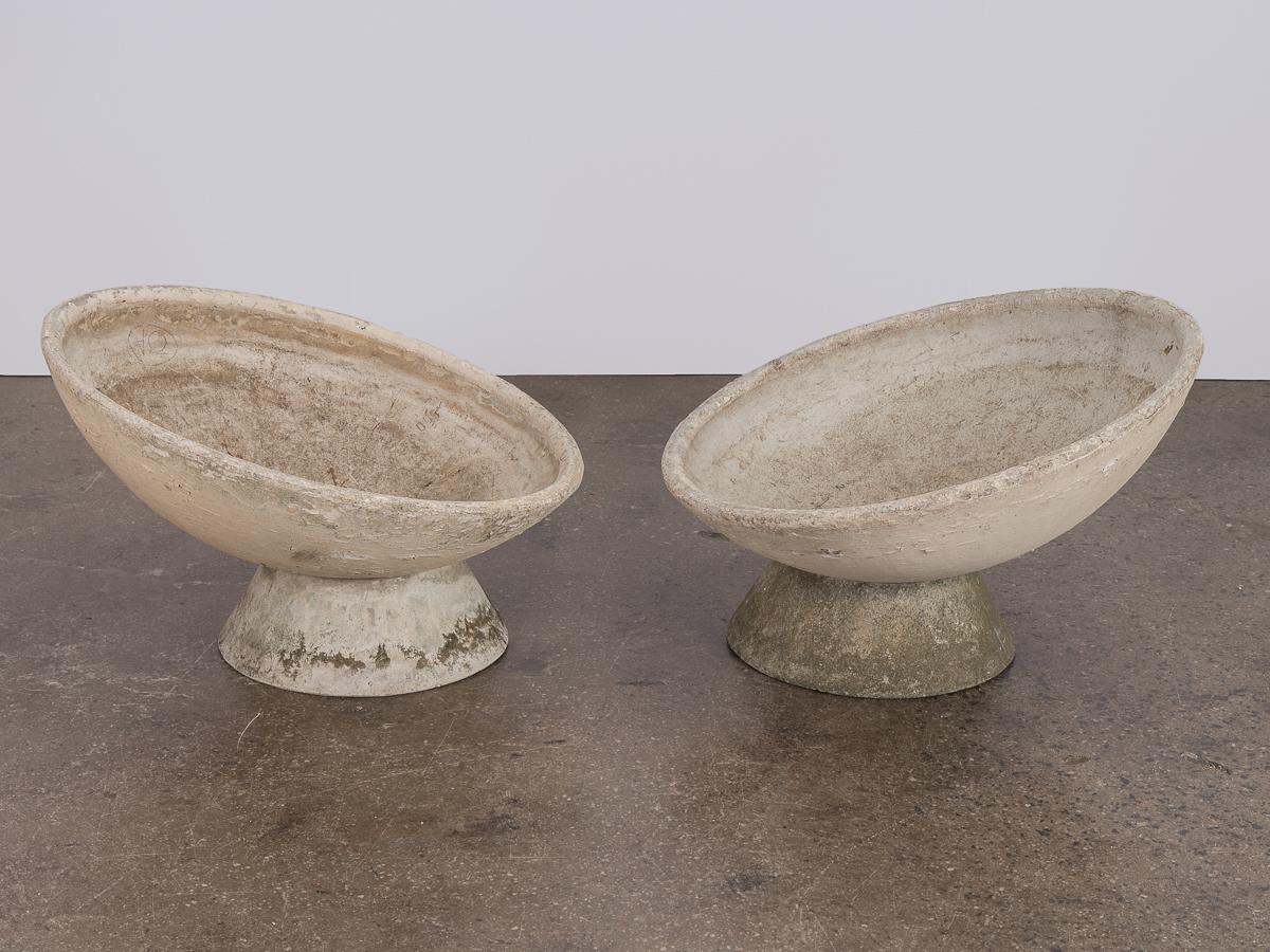 Beautiful pair of Vasque planters designed by Willy Guhl for Eternit. The basins can be adjusted in their corresponding bases. The set has a gorgeous age to them and make for a stunning sculptural addition to any outdoor space. Switzerland, 1960s.