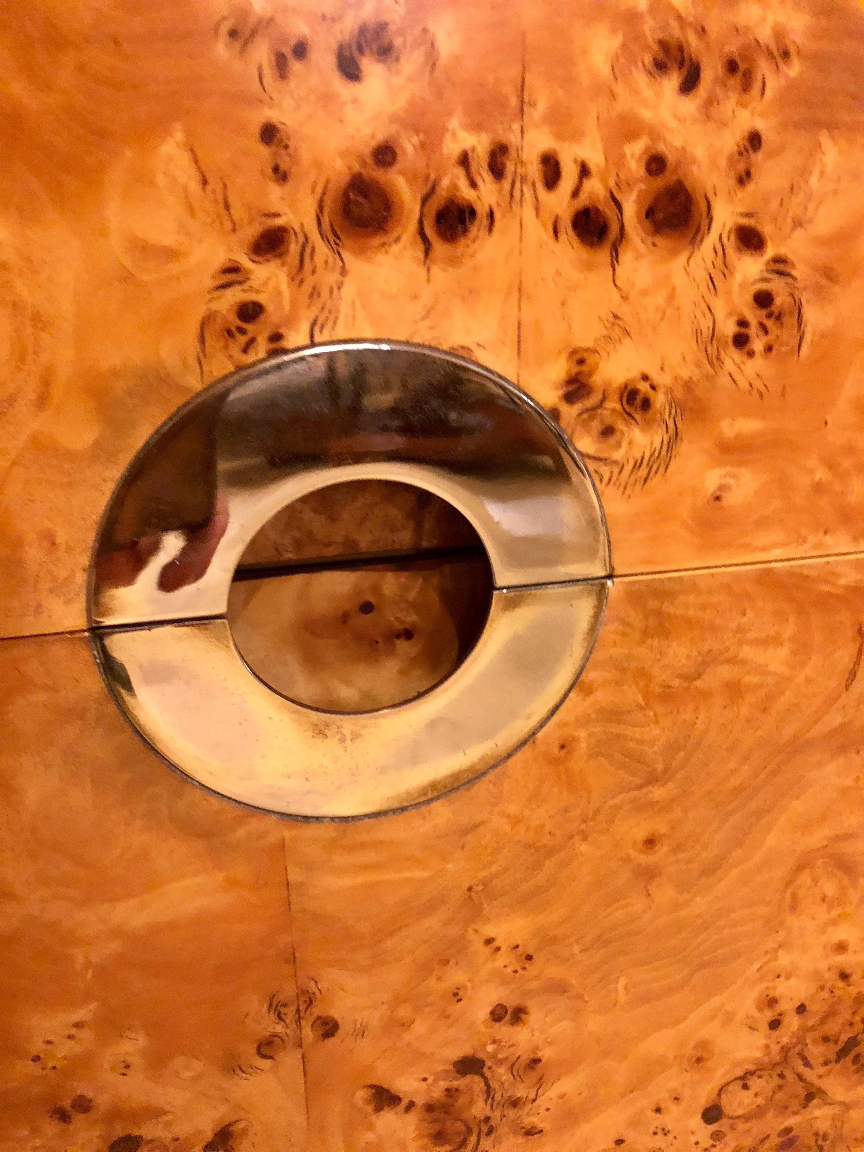 Ein Paar Willy Rizzo Kommoden Nachttische mit Messingakzenten in hellem Wurzelholz 11