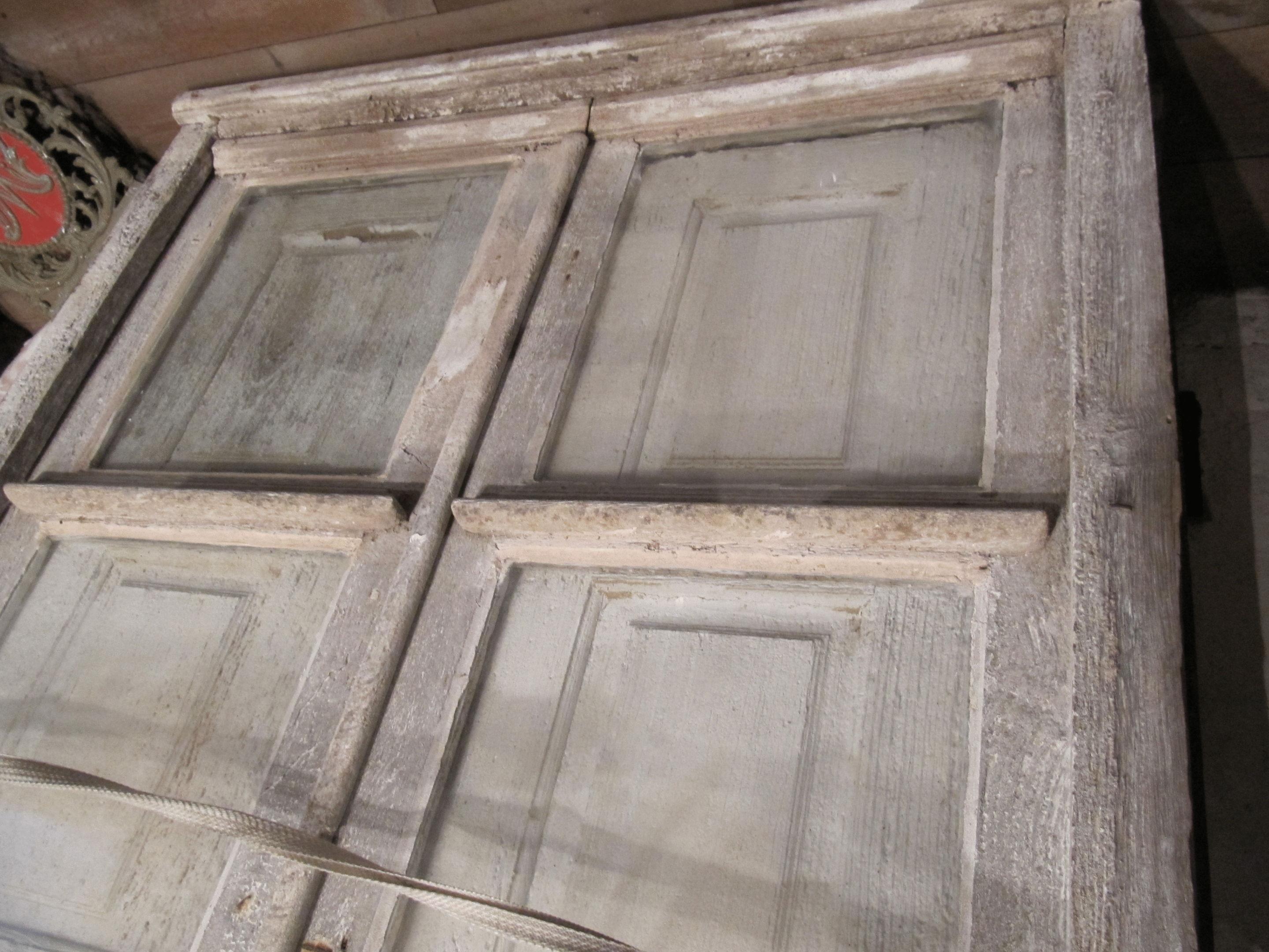 Ein Paar Fenster, flämischer Barock des 17. Jahrhunderts, Originalverkleidungen und Eisenarbeiten (Gemalt) im Angebot