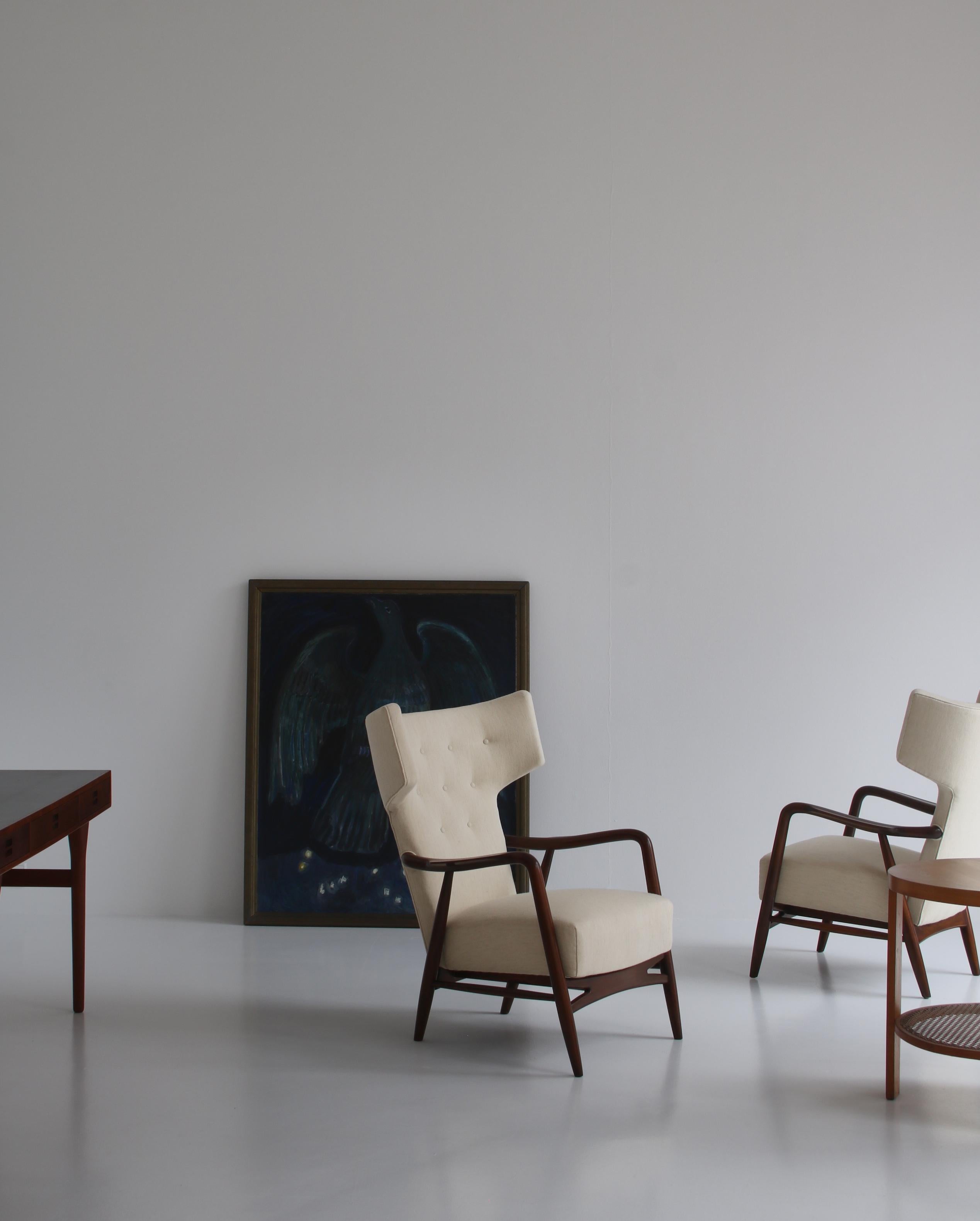 Importante et rare paire de fauteuils wingback conçue par Eva Koppel en 1947 et fabriquée à Slagelse Møbelværk, Danemark. Réalisé en hêtre teinté foncé et tapissé en laine 