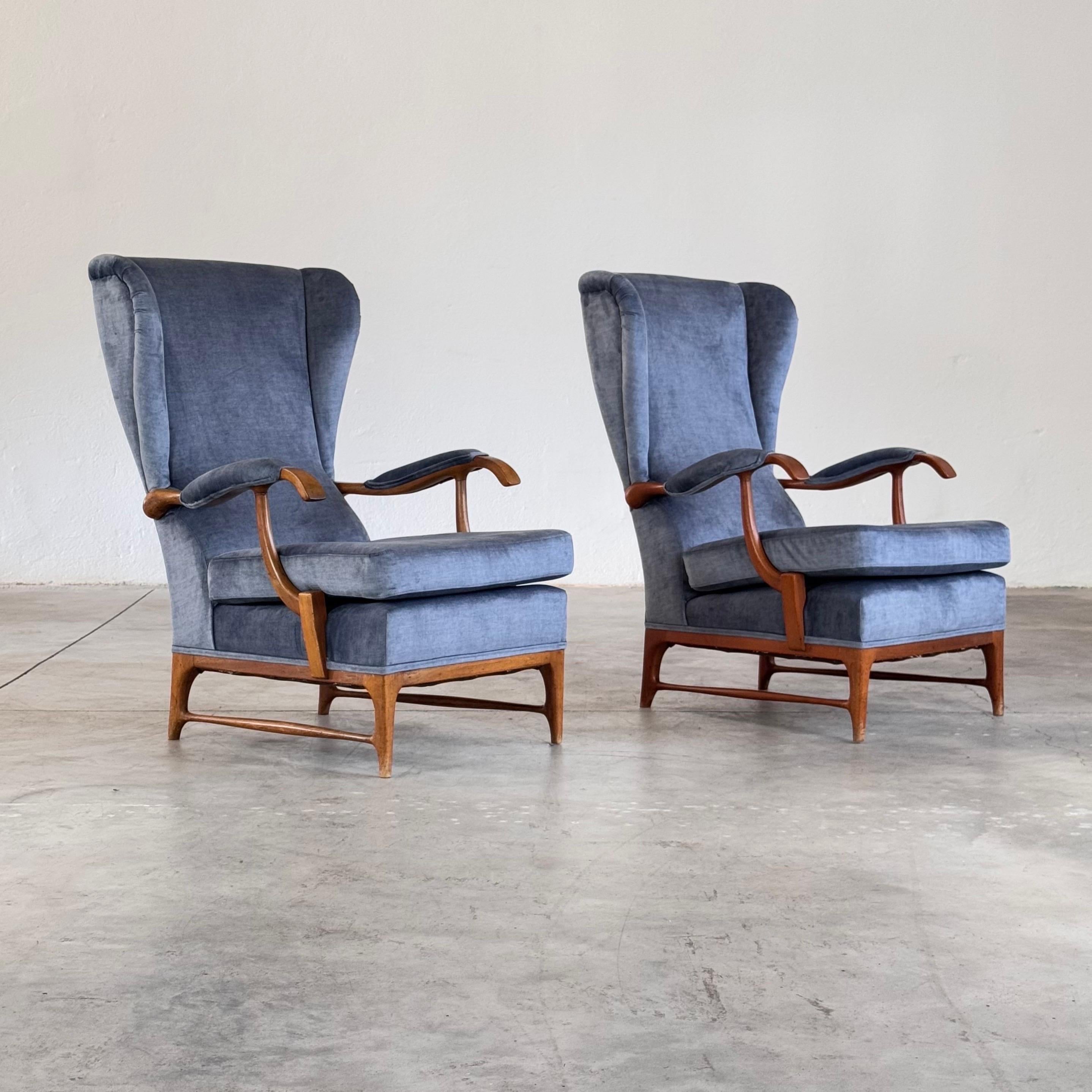 

Una rara ed elegante coppia di poltrone wingback disegnate da Paolo Buffa e prodotte da Framar negli anni Cinquanta. Realizzata in legno di ciliegio splendidamente invecchiato, la struttura mette in mostra il caratteristico mix di chiarezza