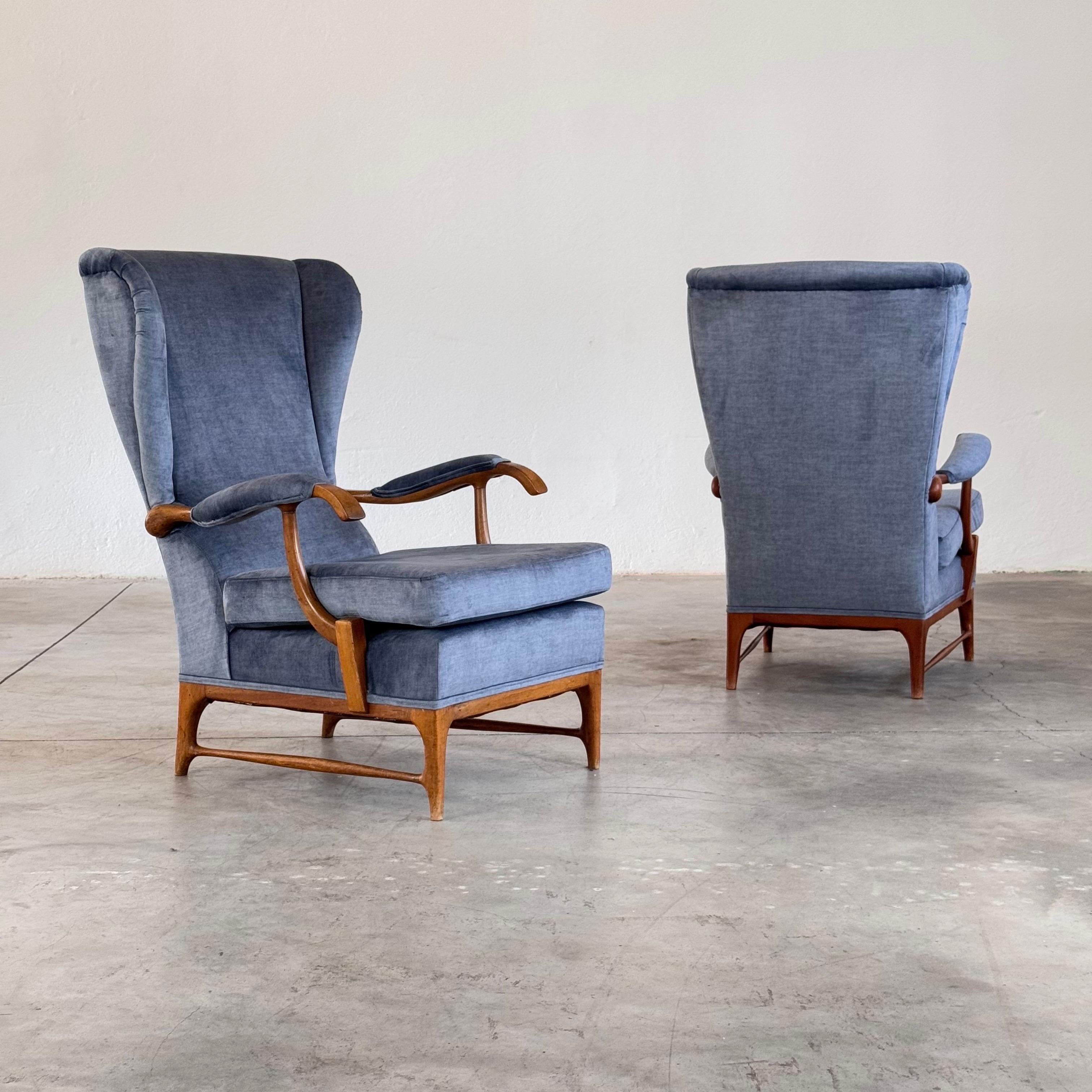 Mid-Century moderno Coppia di poltrone Wingback di Paolo Buffa per Framar, Italia, anni '50 in vendita