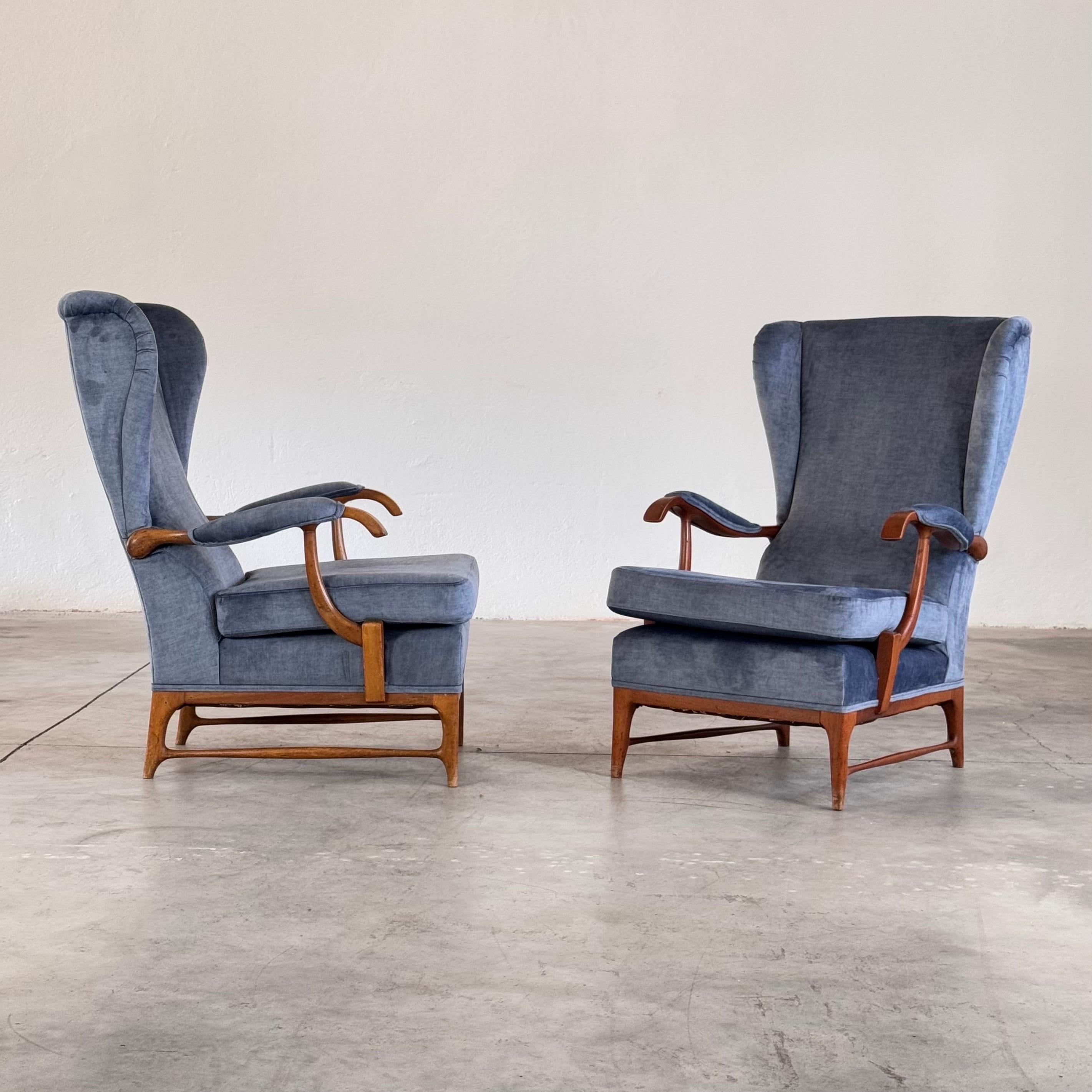 Italiano Coppia di poltrone Wingback di Paolo Buffa per Framar, Italia, anni '50 in vendita