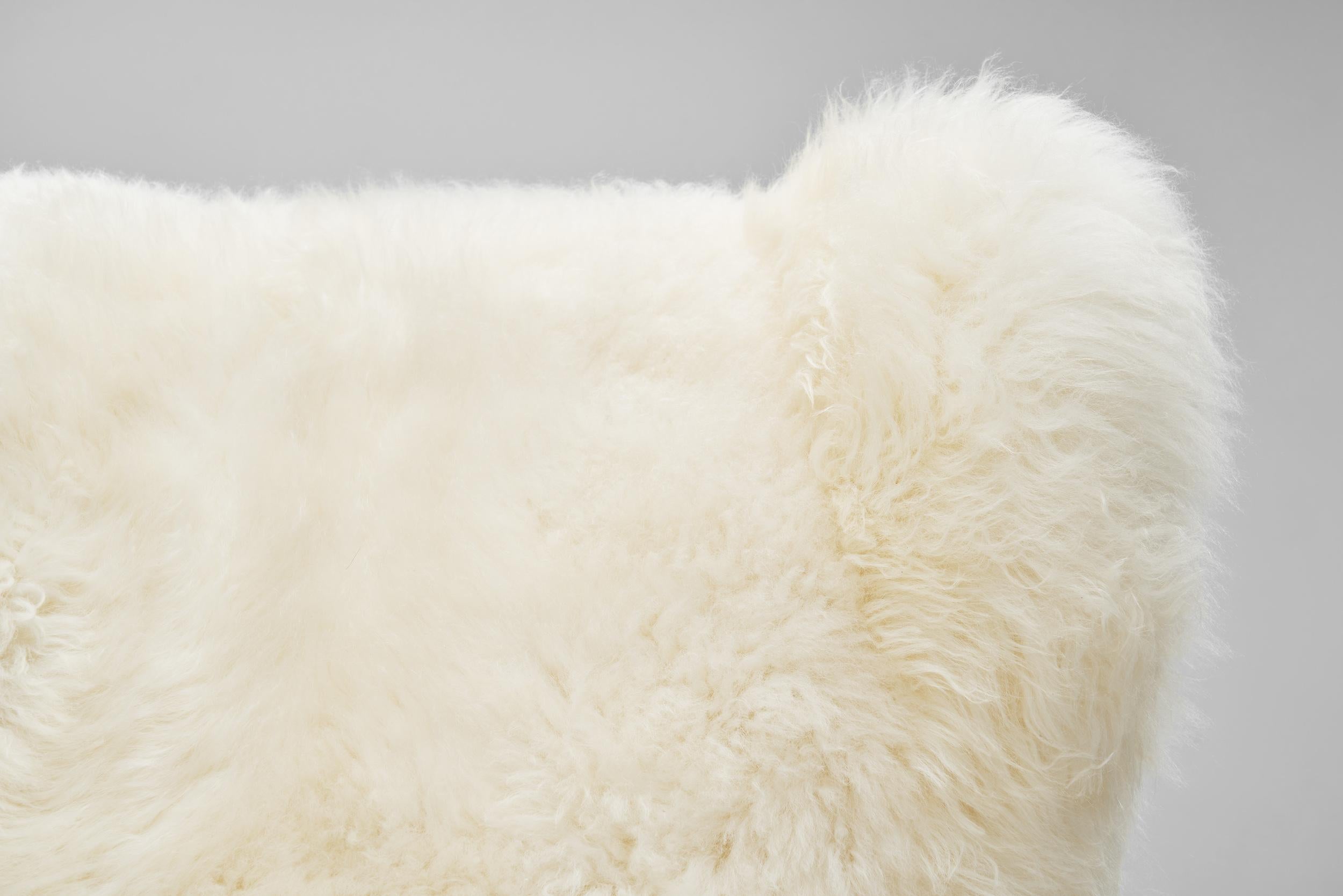 Paire de fauteuils Wingback en peau de mouton, Europe 20ème siècle en vente 3