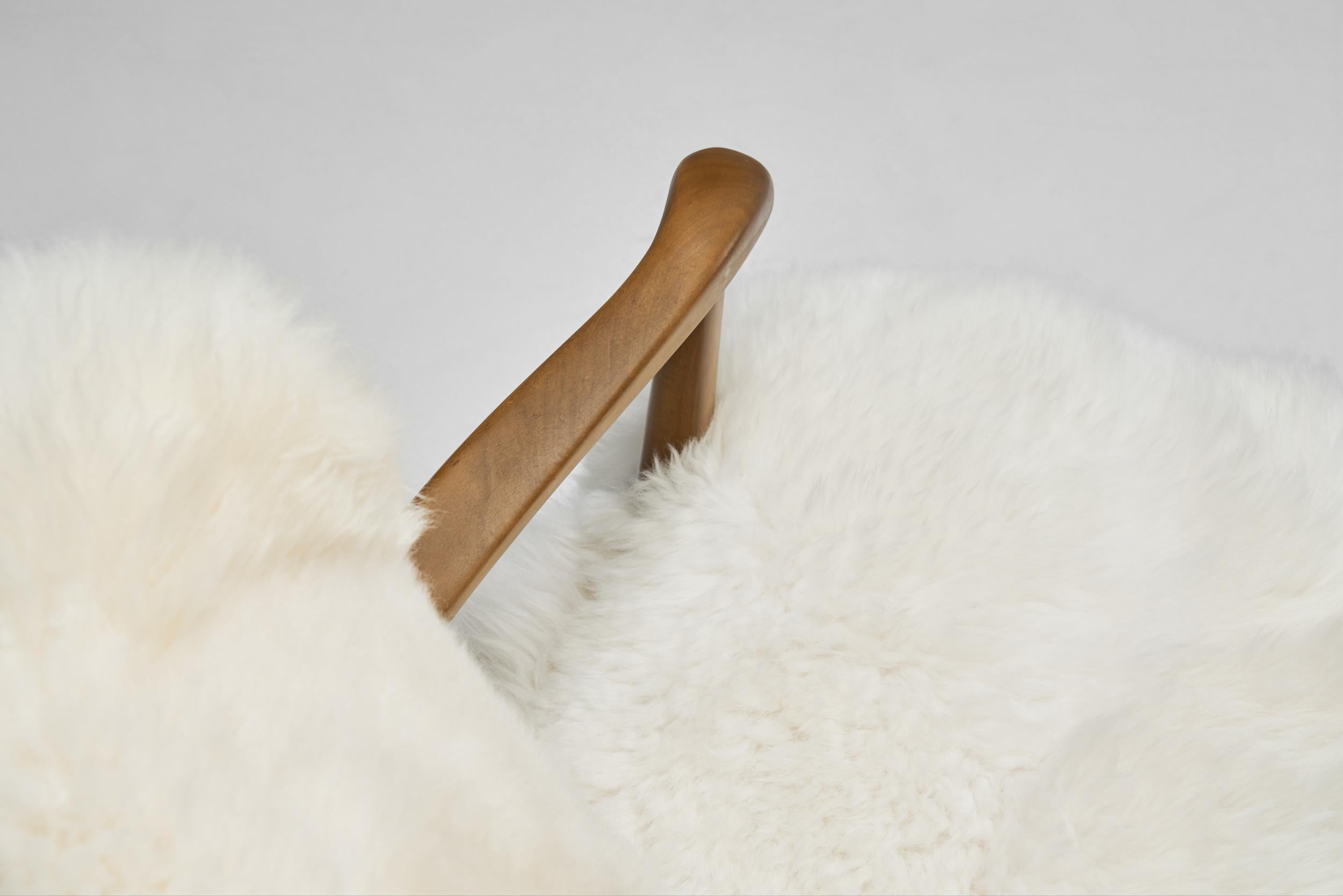 Paire de fauteuils Wingback en peau de mouton, Europe 20ème siècle en vente 5