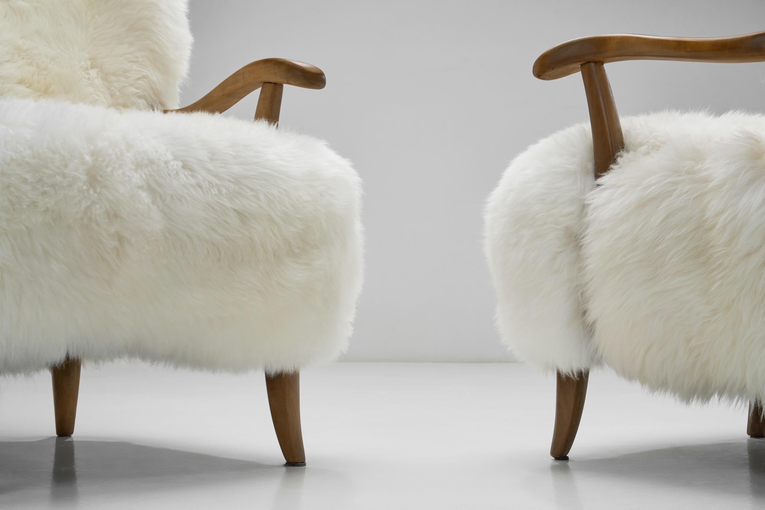 Paire de fauteuils Wingback en peau de mouton, Europe 20ème siècle en vente 8