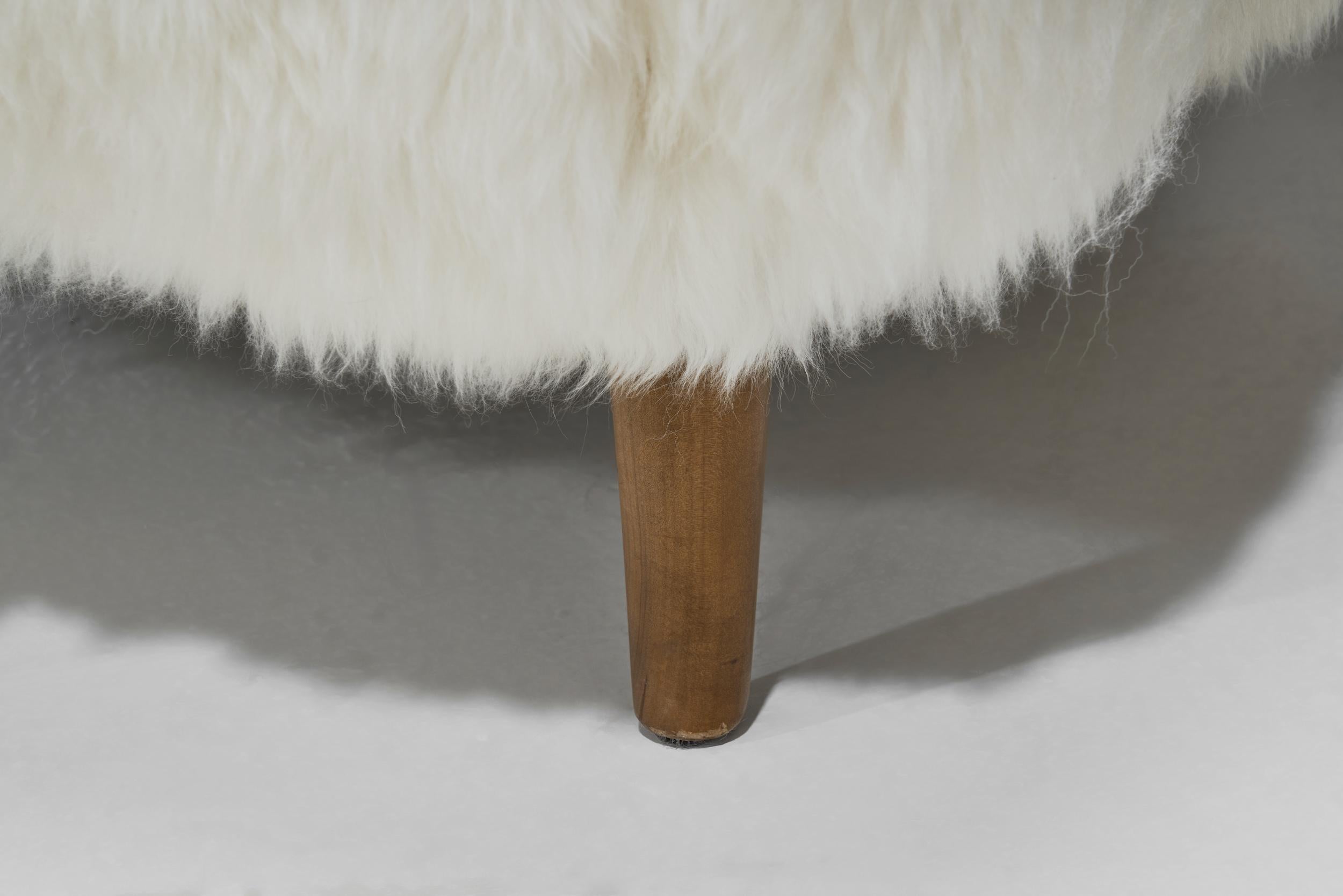 Paire de fauteuils Wingback en peau de mouton, Europe 20ème siècle en vente 9