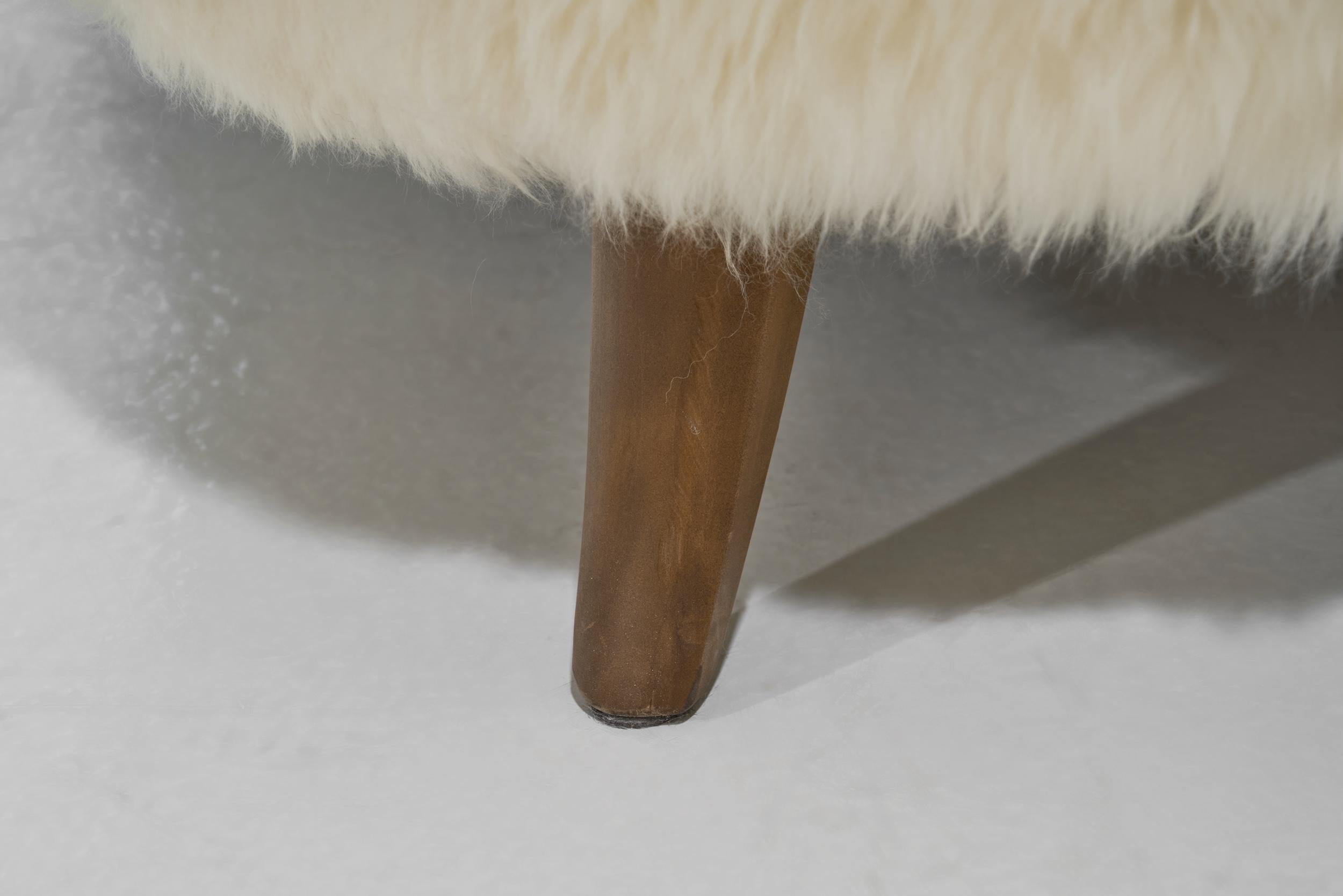 Paire de fauteuils Wingback en peau de mouton, Europe 20ème siècle en vente 10