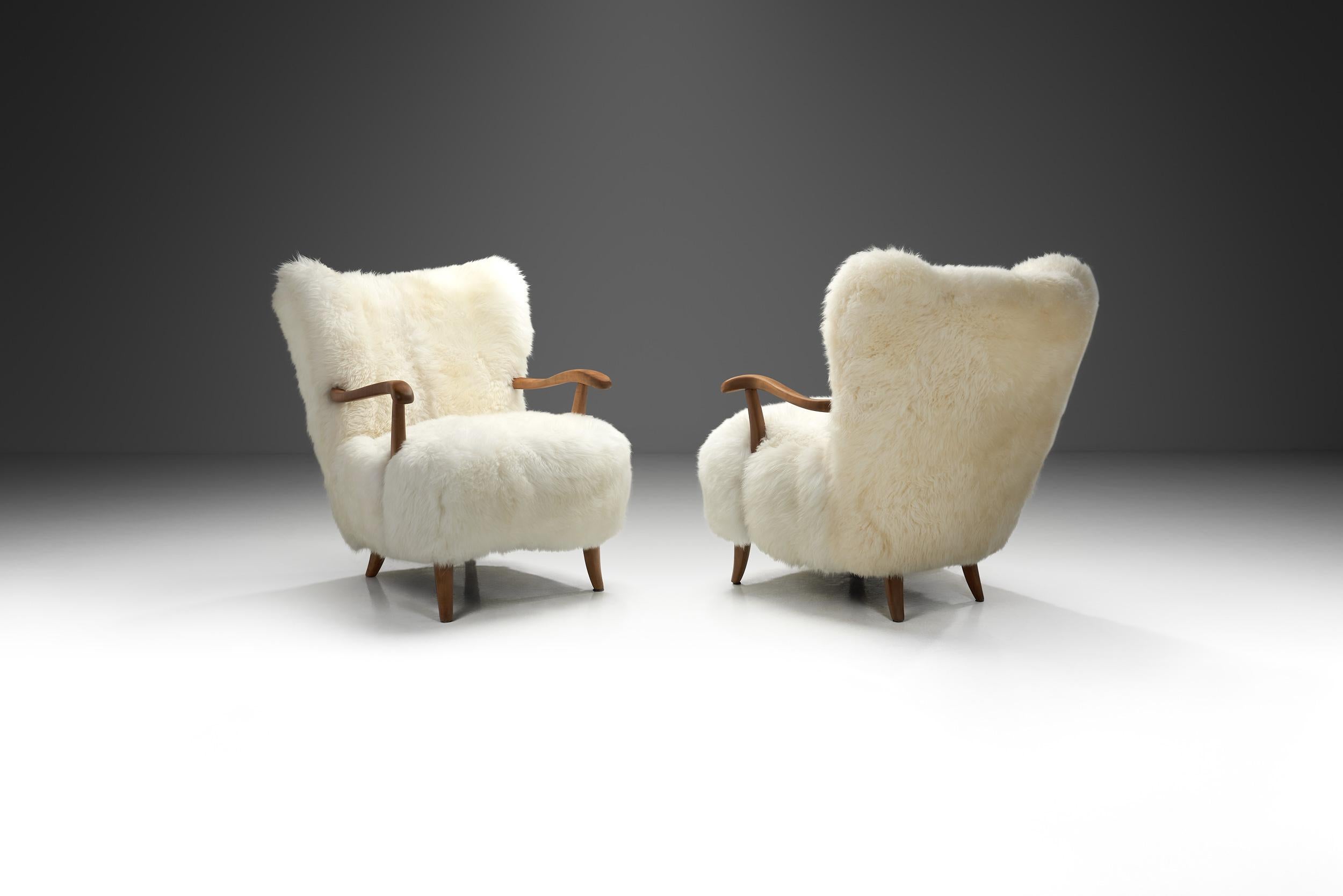 Mid-Century Modern Paire de fauteuils Wingback en peau de mouton, Europe 20ème siècle en vente