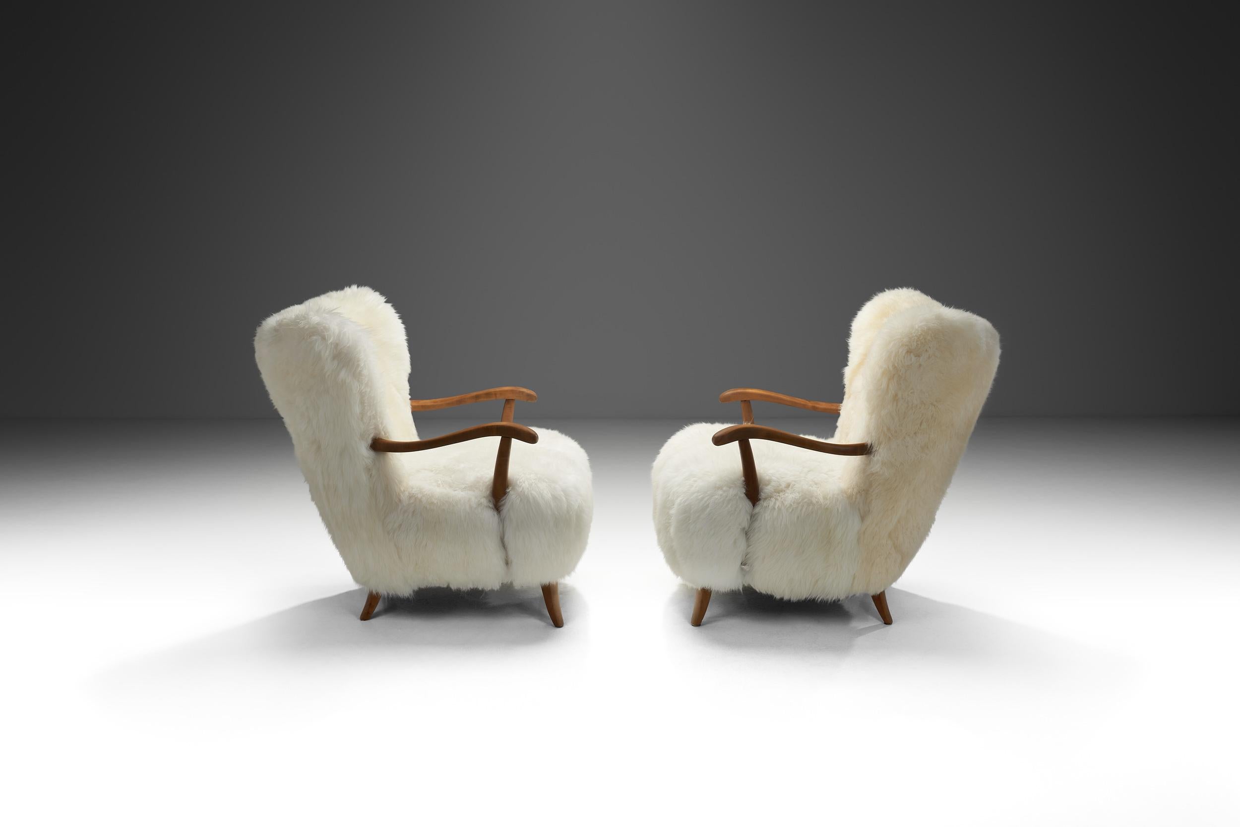 Européen Paire de fauteuils Wingback en peau de mouton, Europe 20ème siècle en vente