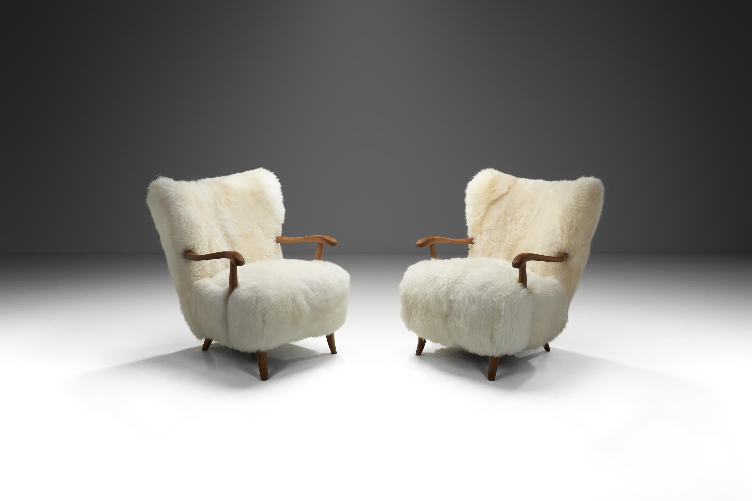 Paire de fauteuils Wingback en peau de mouton, Europe 20ème siècle Bon état - En vente à Utrecht, NL