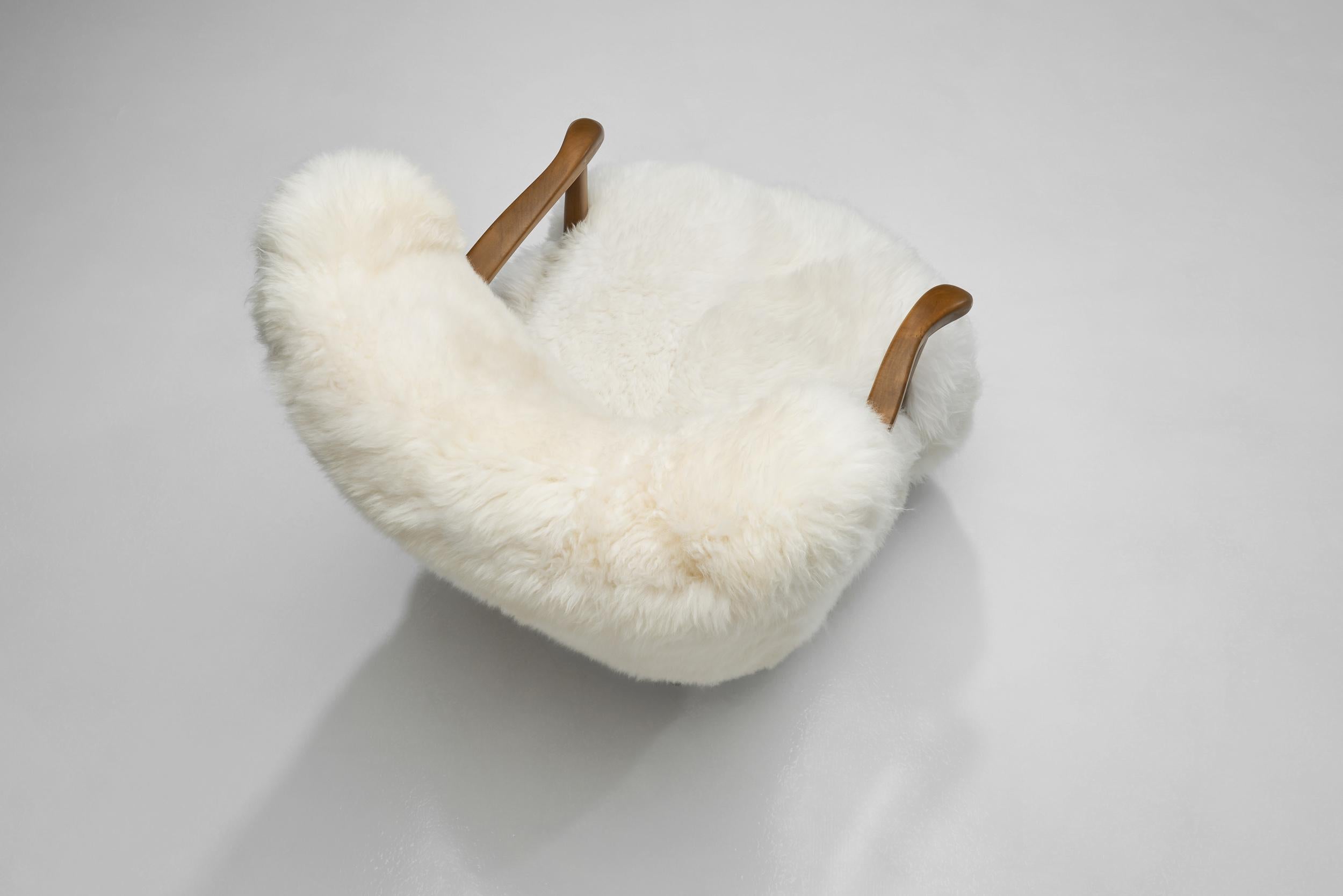 20ième siècle Paire de fauteuils Wingback en peau de mouton, Europe 20ème siècle en vente