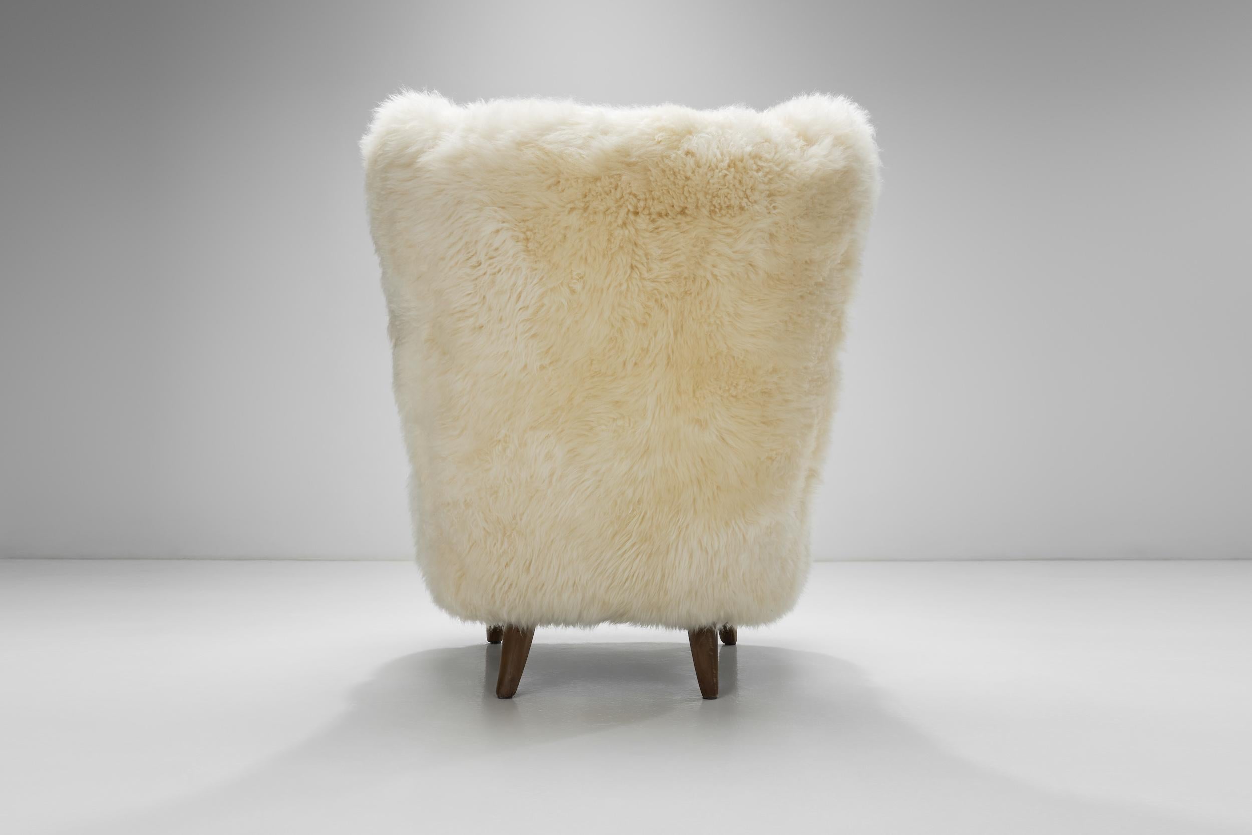 Cuir de mouton Paire de fauteuils Wingback en peau de mouton, Europe 20ème siècle en vente