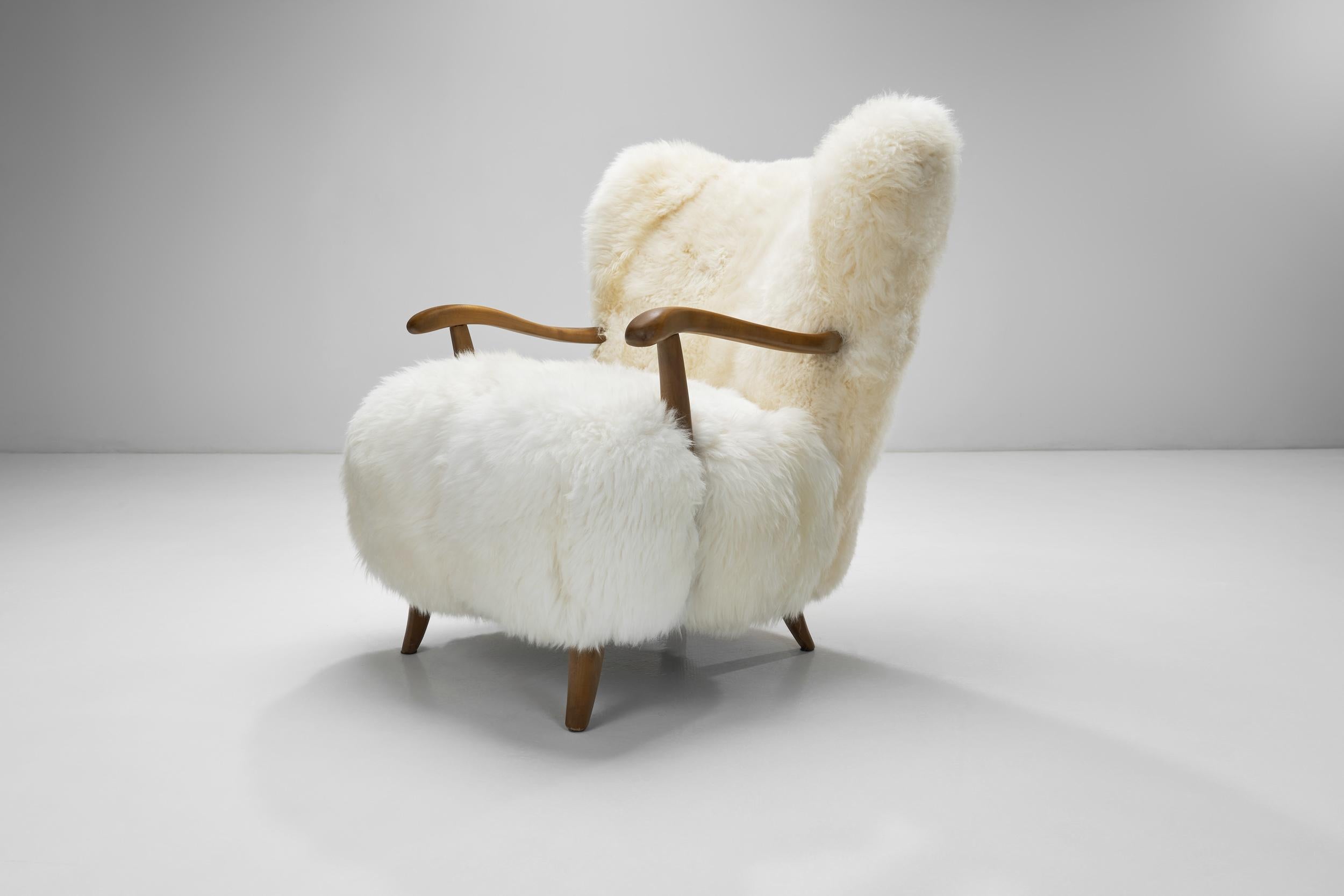 Paire de fauteuils Wingback en peau de mouton, Europe 20ème siècle en vente 1