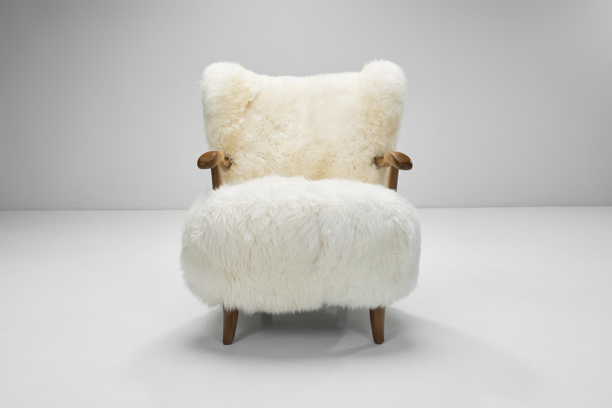 Paire de fauteuils Wingback en peau de mouton, Europe 20ème siècle en vente 2