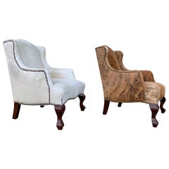 Paire de chaises à oreilles en cuir de vache marron et en cuir de vache blanc