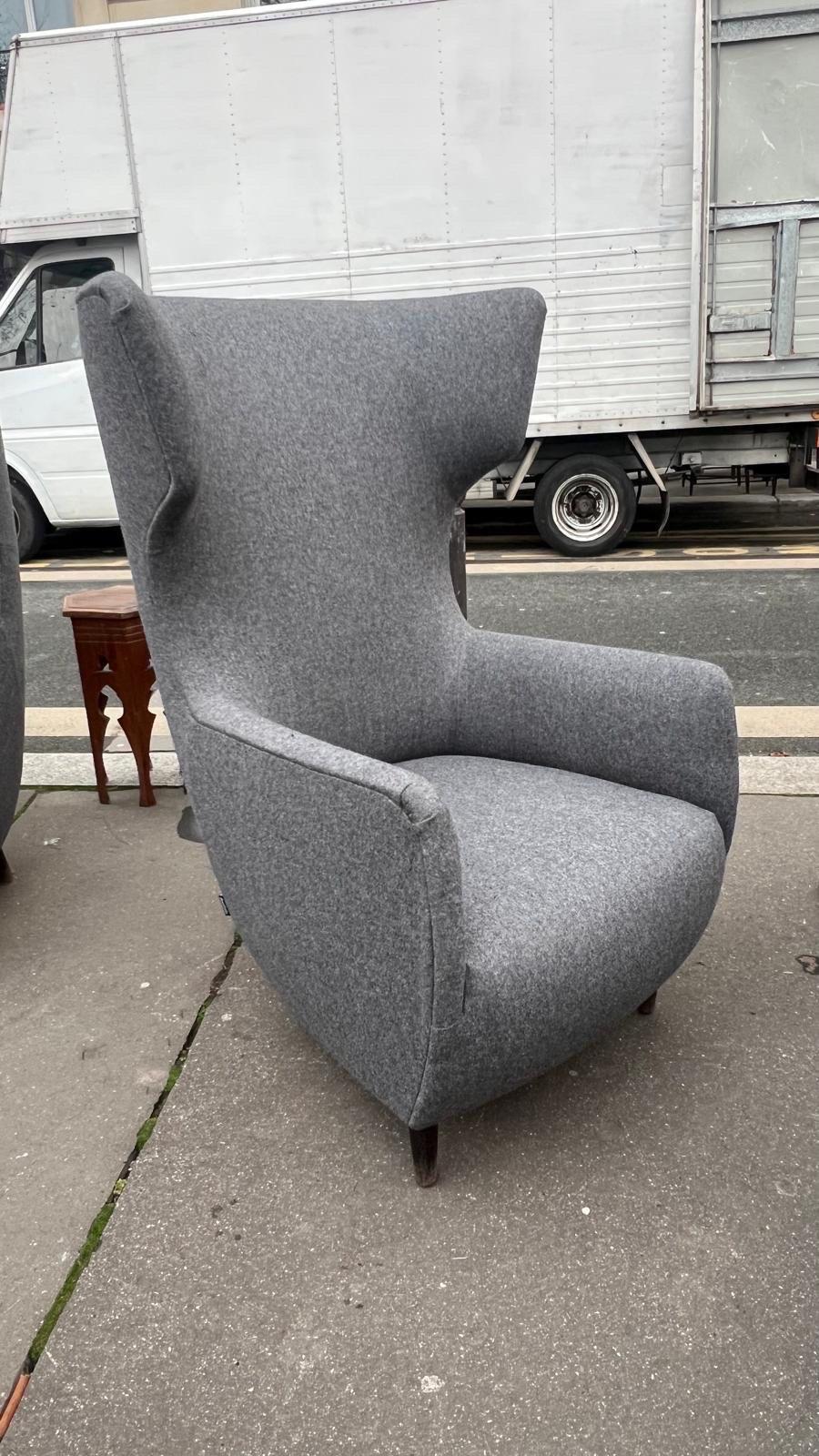 Moderno Coppia di sedie wingback progettate da Sean Dare in vendita