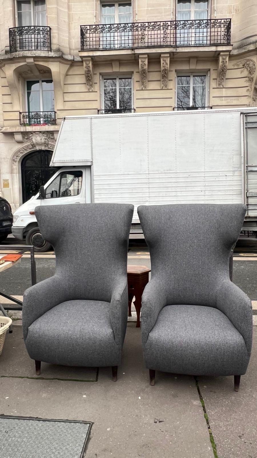 Inglese Coppia di sedie wingback progettate da Sean Dare in vendita