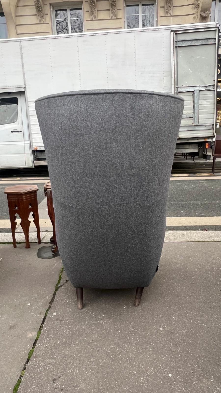 Altro Coppia di sedie wingback progettate da Sean Dare in vendita