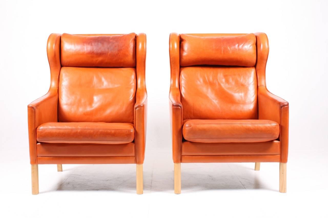 Pair of great looking lounge chairs in patinated leather. Outstanding quality, designed and made by Mogens Hansen. Made in Denmark in the 1980s. Original condition.