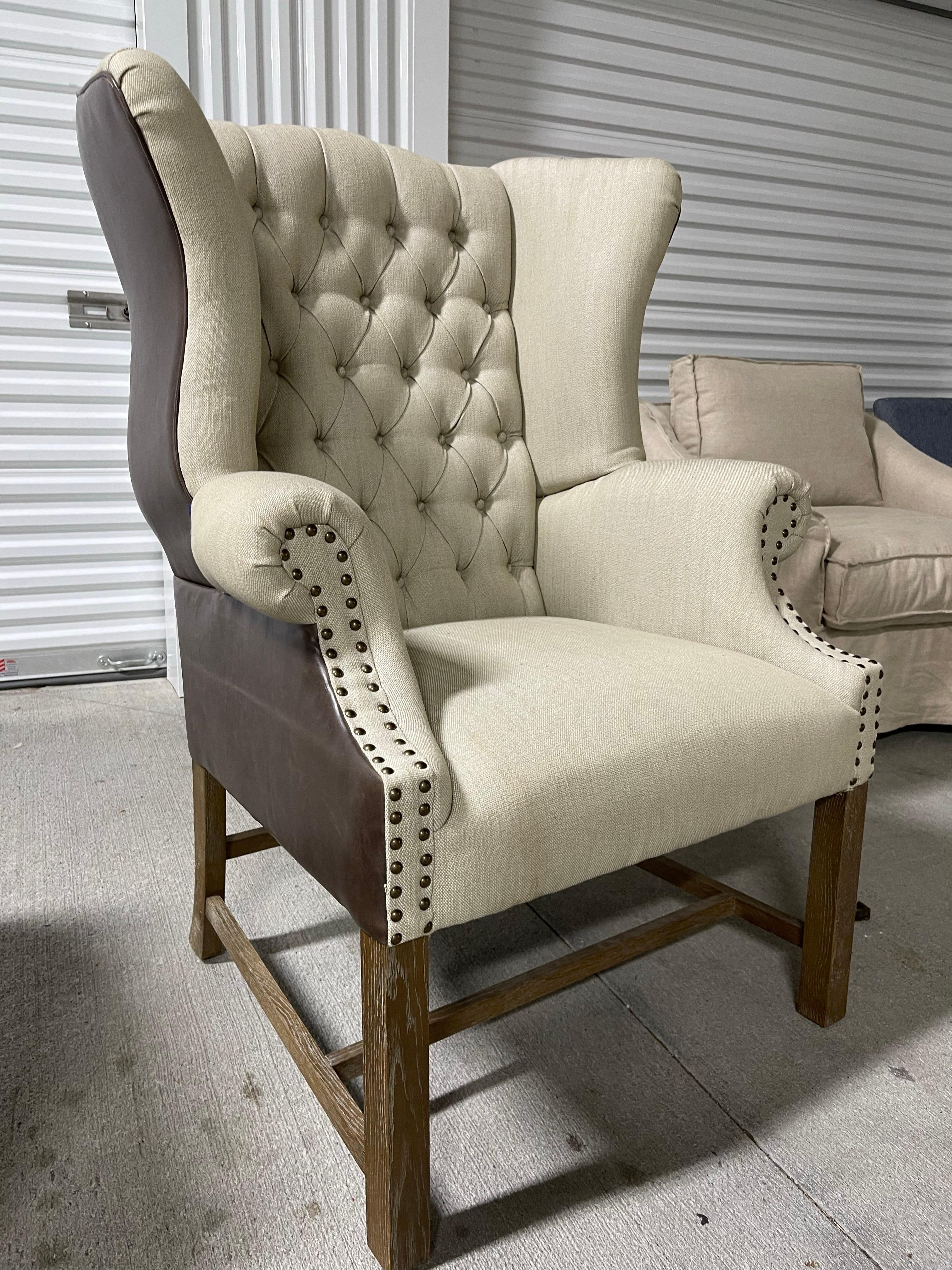 Américain Paire de chaises Wingback tapissées de cuir et de lin, 21e siècle en vente
