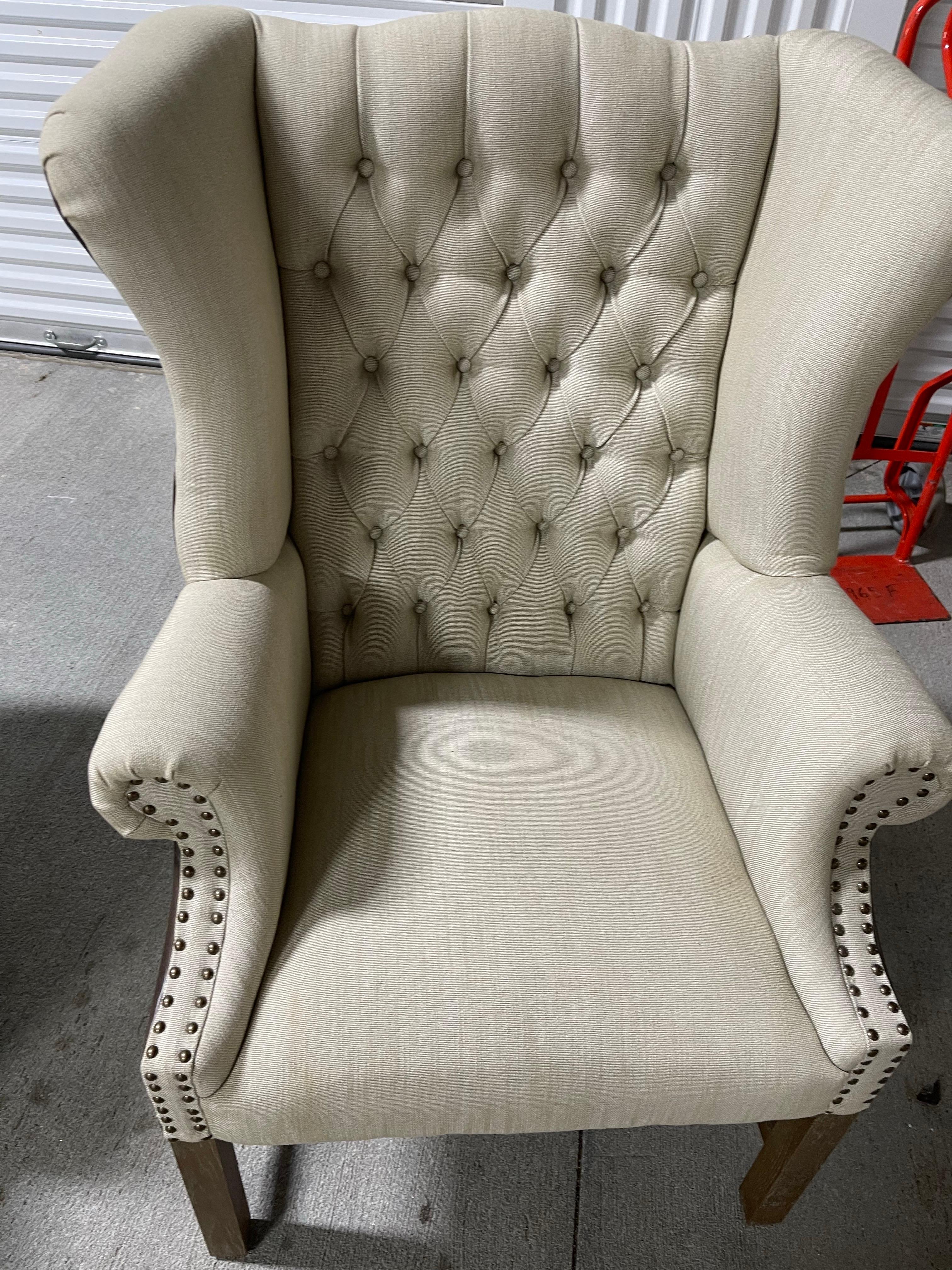 Paire de chaises Wingback tapissées de cuir et de lin, 21e siècle Bon état - En vente à Savannah, GA