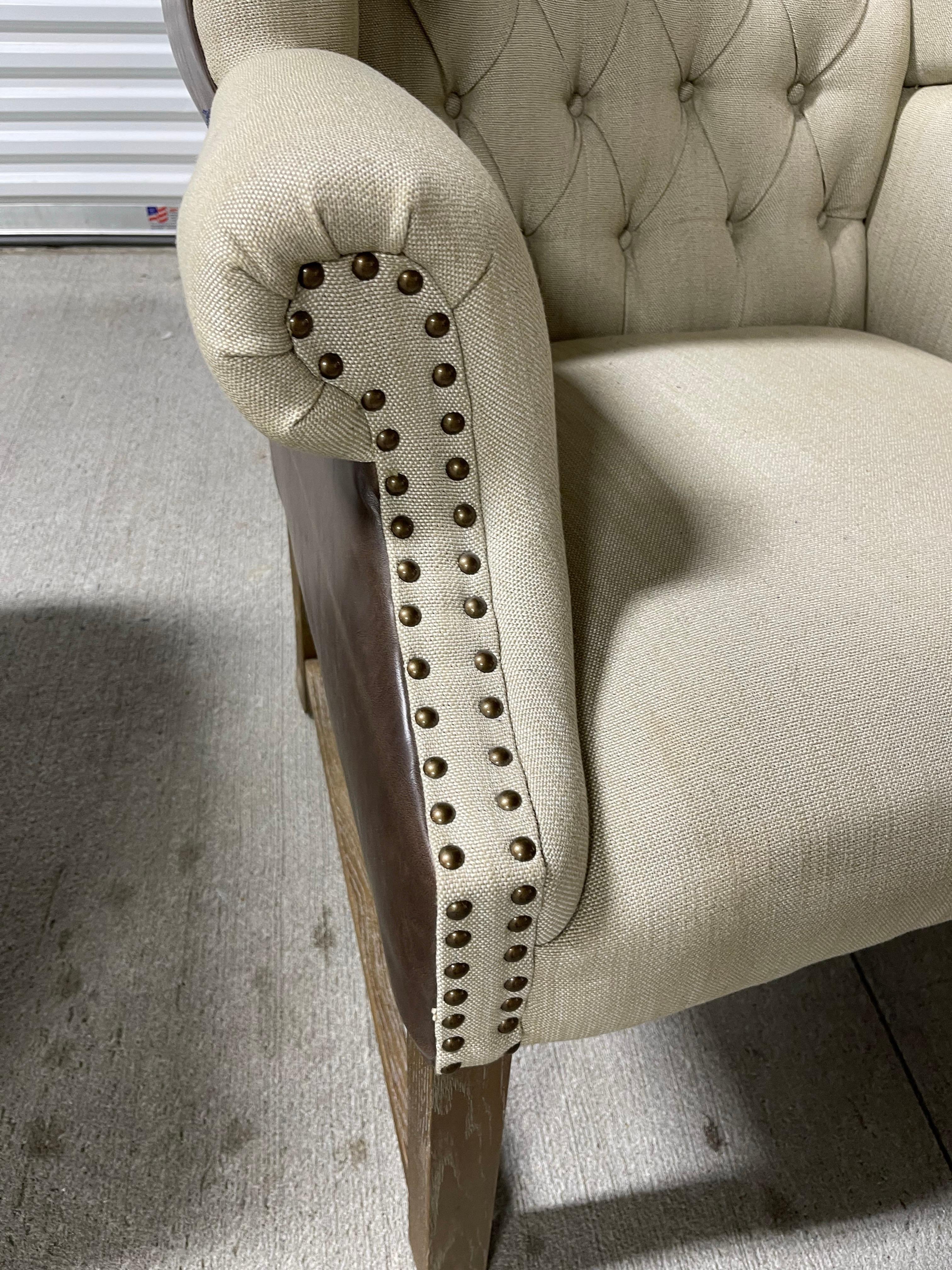 XXIe siècle et contemporain Paire de chaises Wingback tapissées de cuir et de lin, 21e siècle en vente