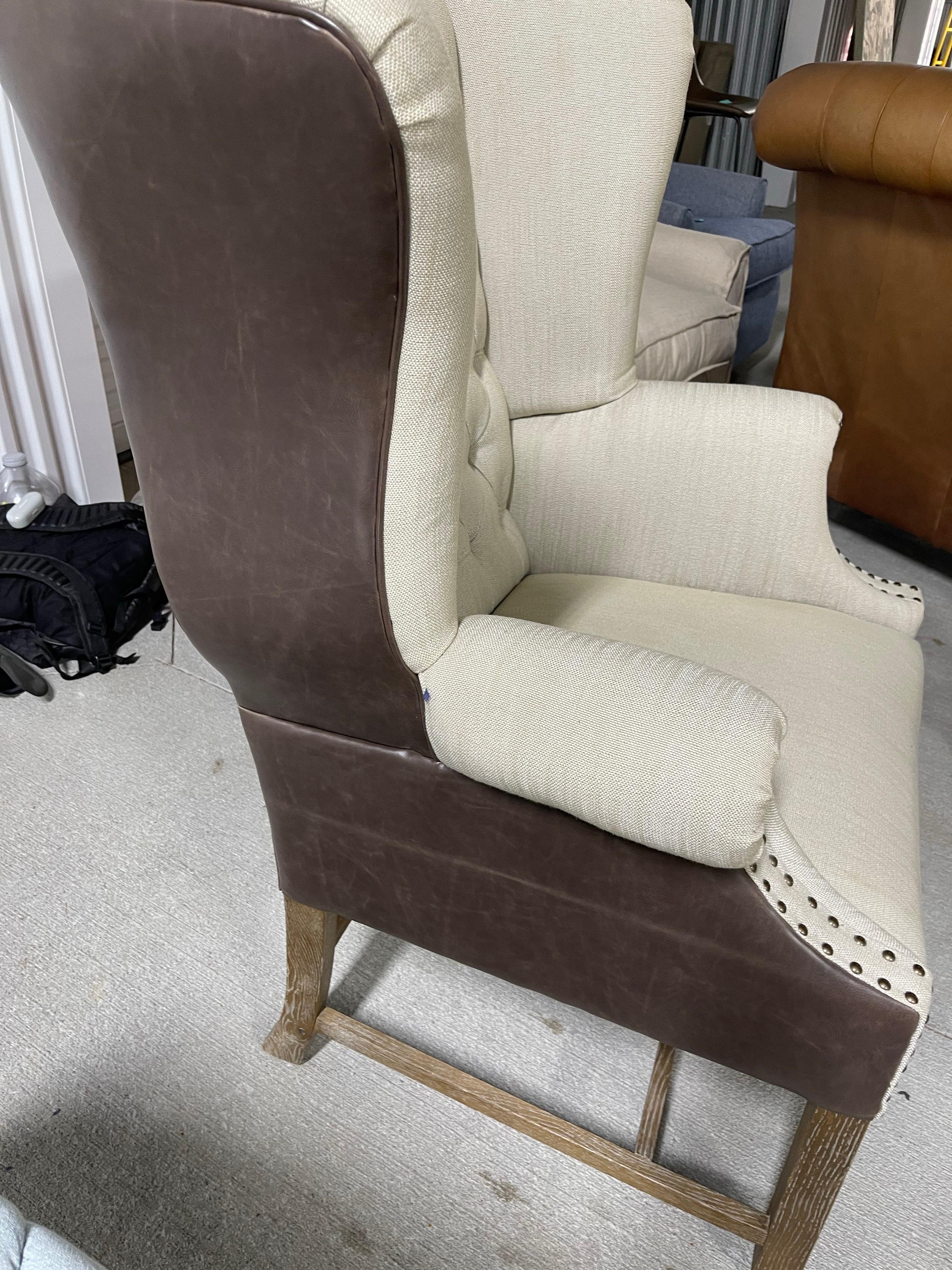 Cuir Paire de chaises Wingback tapissées de cuir et de lin, 21e siècle en vente