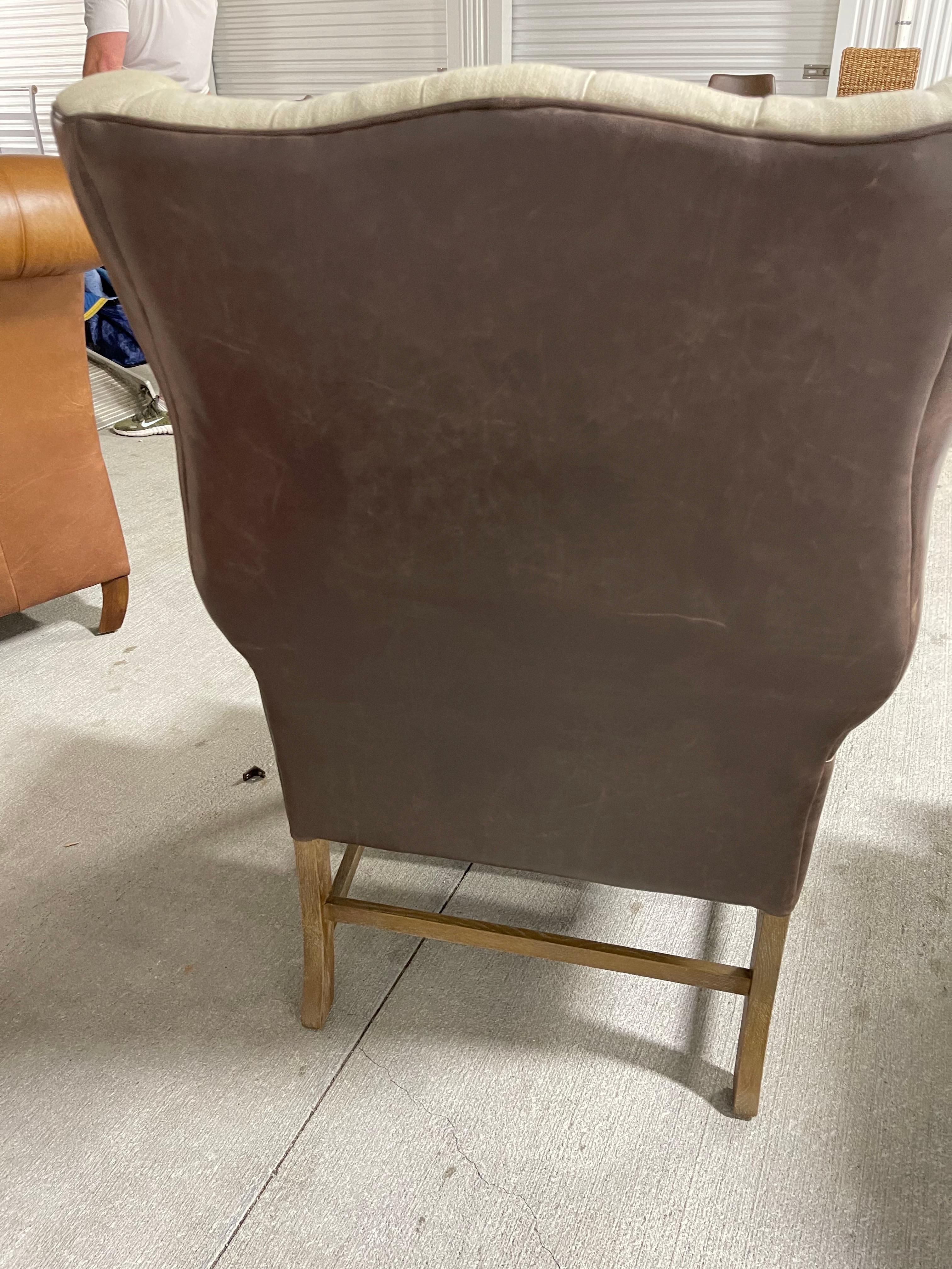 Paire de chaises Wingback tapissées de cuir et de lin, 21e siècle en vente 1