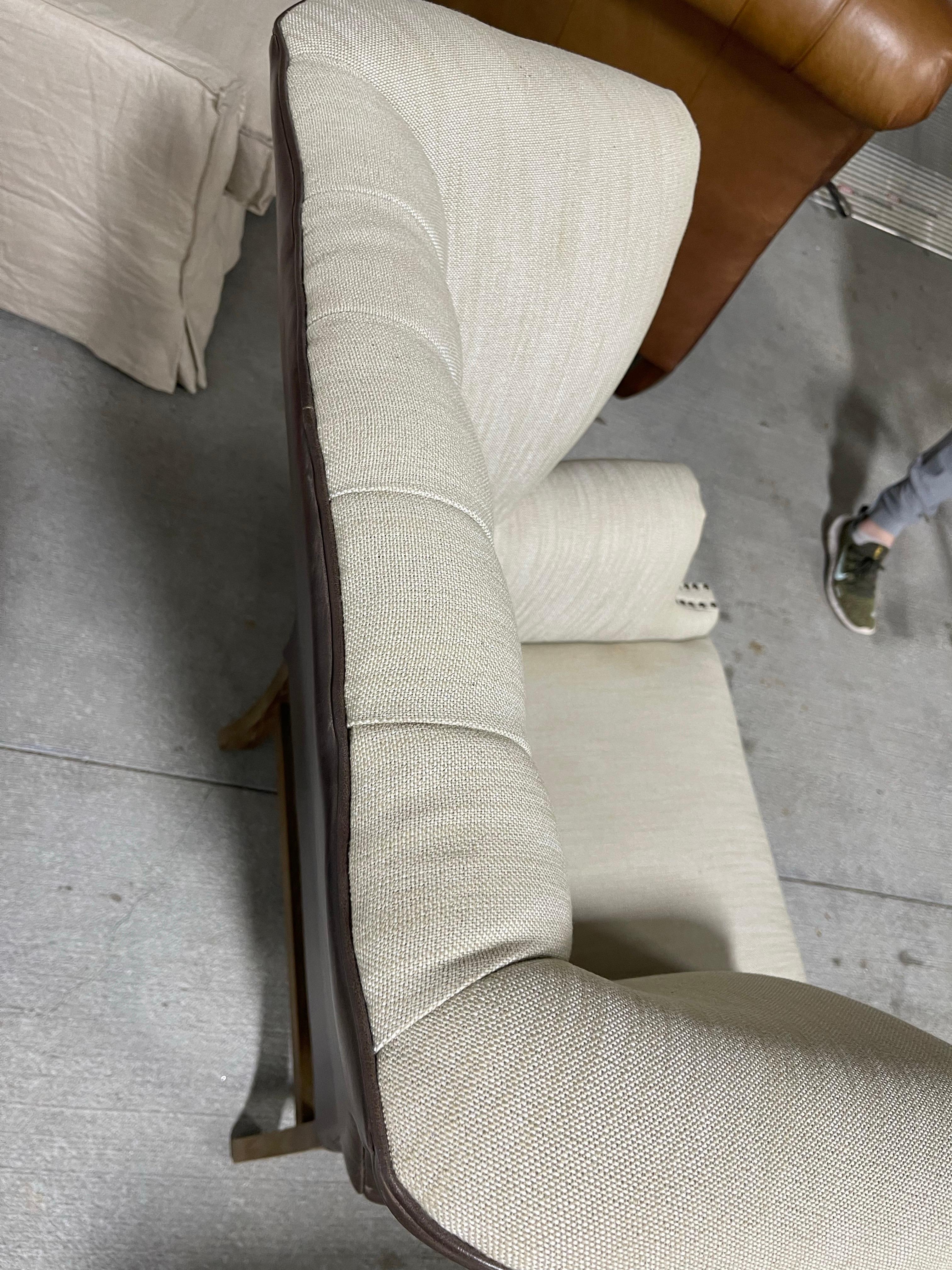Paire de chaises Wingback tapissées de cuir et de lin, 21e siècle en vente 2