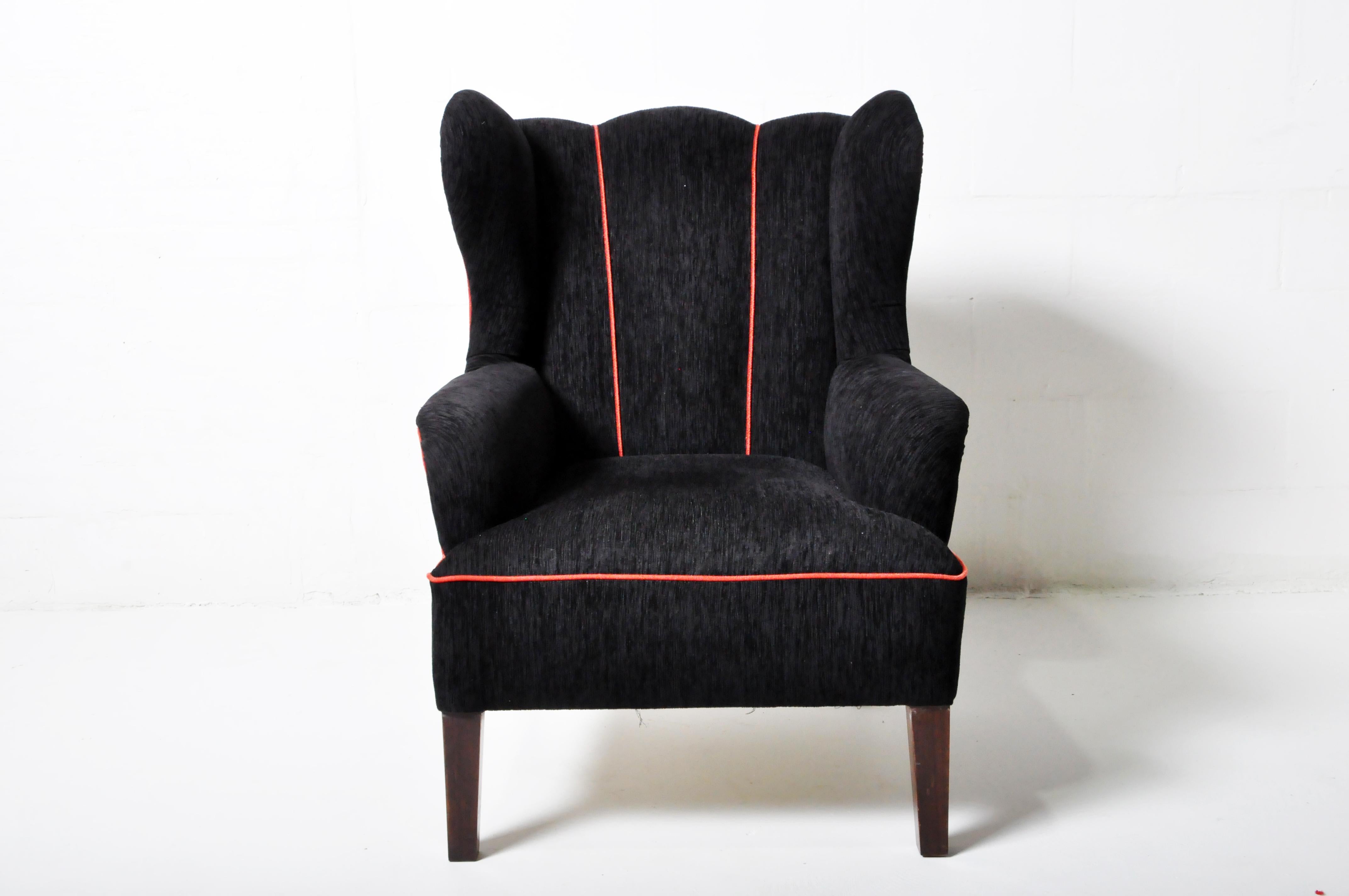 Coppia di sedie Wingback con tappezzeria grigia In condizioni buone in vendita a Chicago, IL