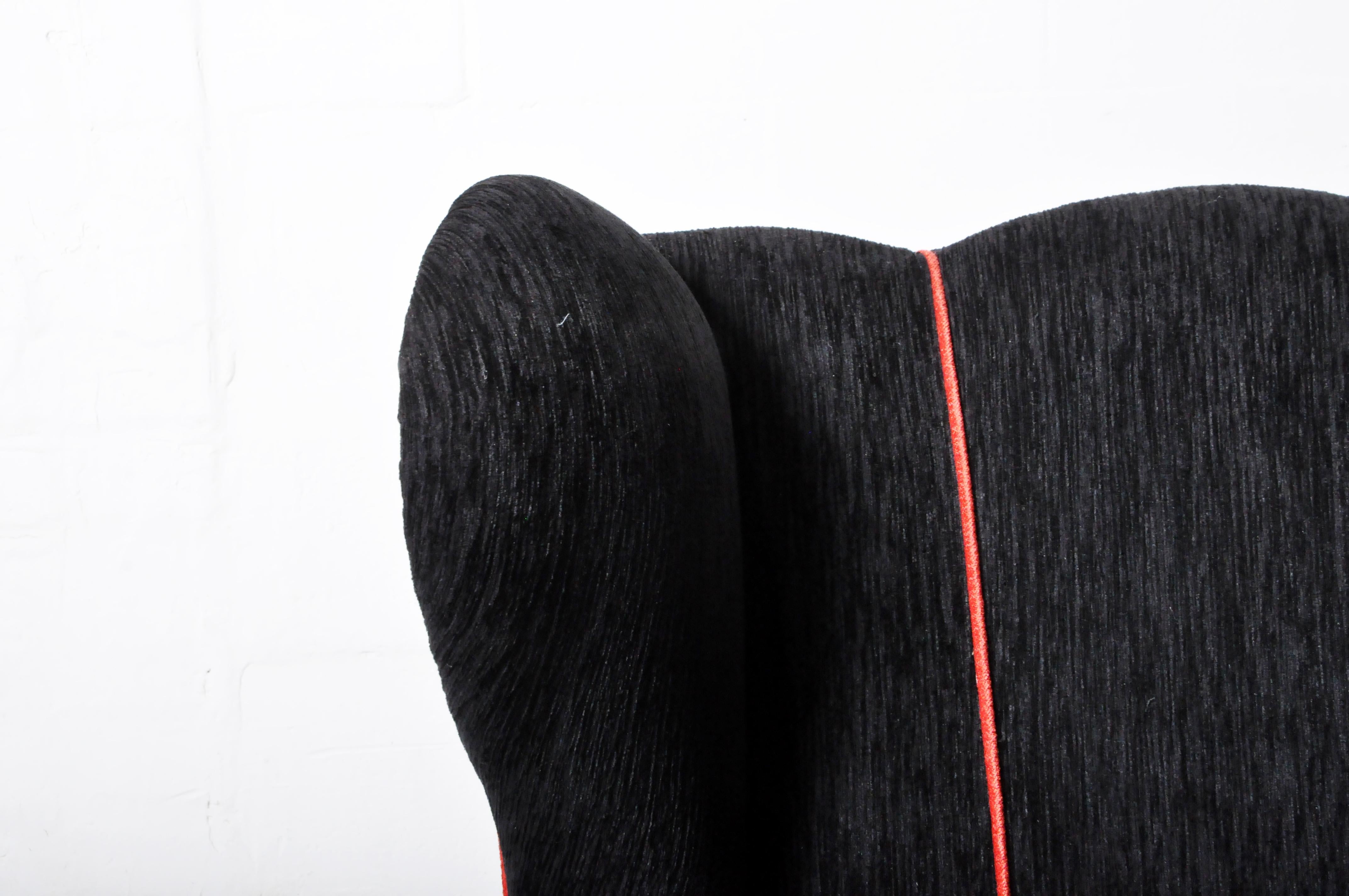 XXI secolo e contemporaneo Coppia di sedie Wingback con tappezzeria grigia in vendita