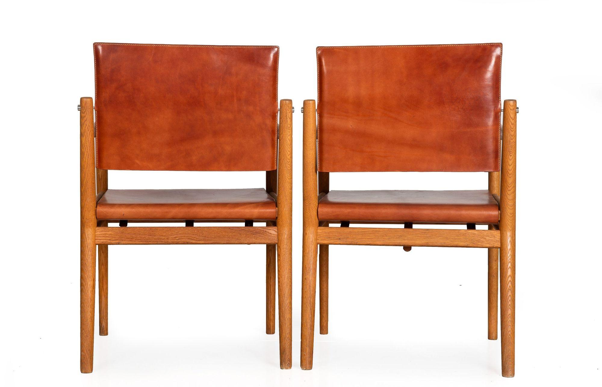 Pair of Wire-Brushed Oak and Leather Arm Chairs after Jean-Michel Frank In Good Condition For Sale In Shippensburg, PA