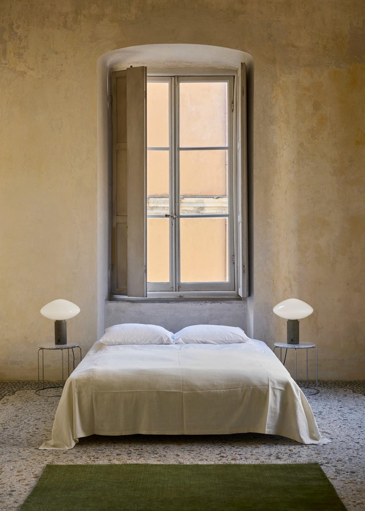 Ciò che rende il Wire Stool indicativamente Verner Panton è l'uso del filo di acciaio inossidabile per creare una forma geometrica semplice con motivi ripetuti, in uno sgabello impilabile che funge anche da tavolino. 
Un'icona degli archivi