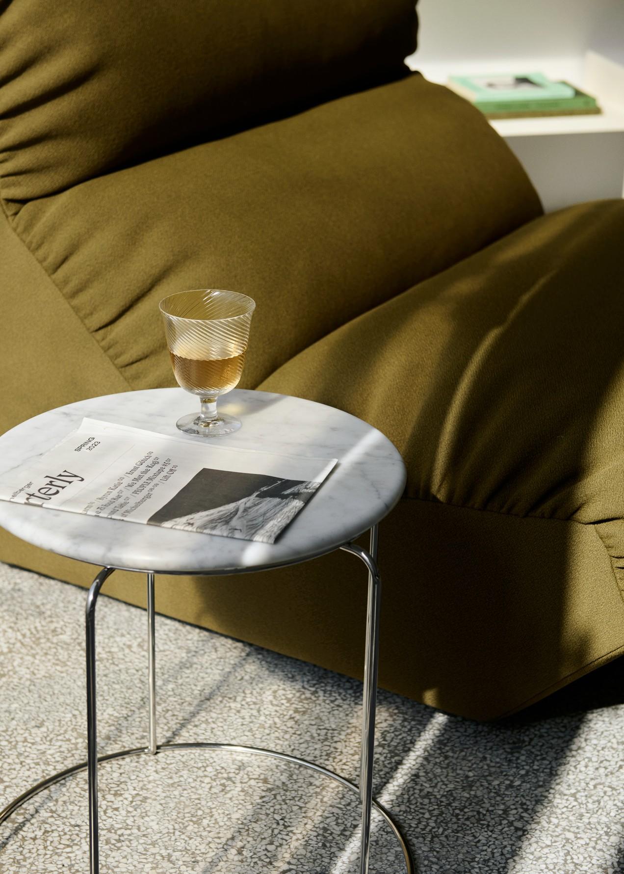 Coppia di sgabelli Wire Stool VP11, acciaio lucidato a specchio/Bianco Carrara, di Verner Panton In condizioni Nuovo in vendita a Dubai, AE