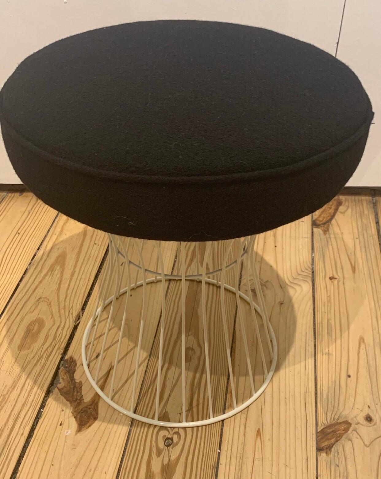 Mid-Century Modern Pair of Wire Stools For Sale