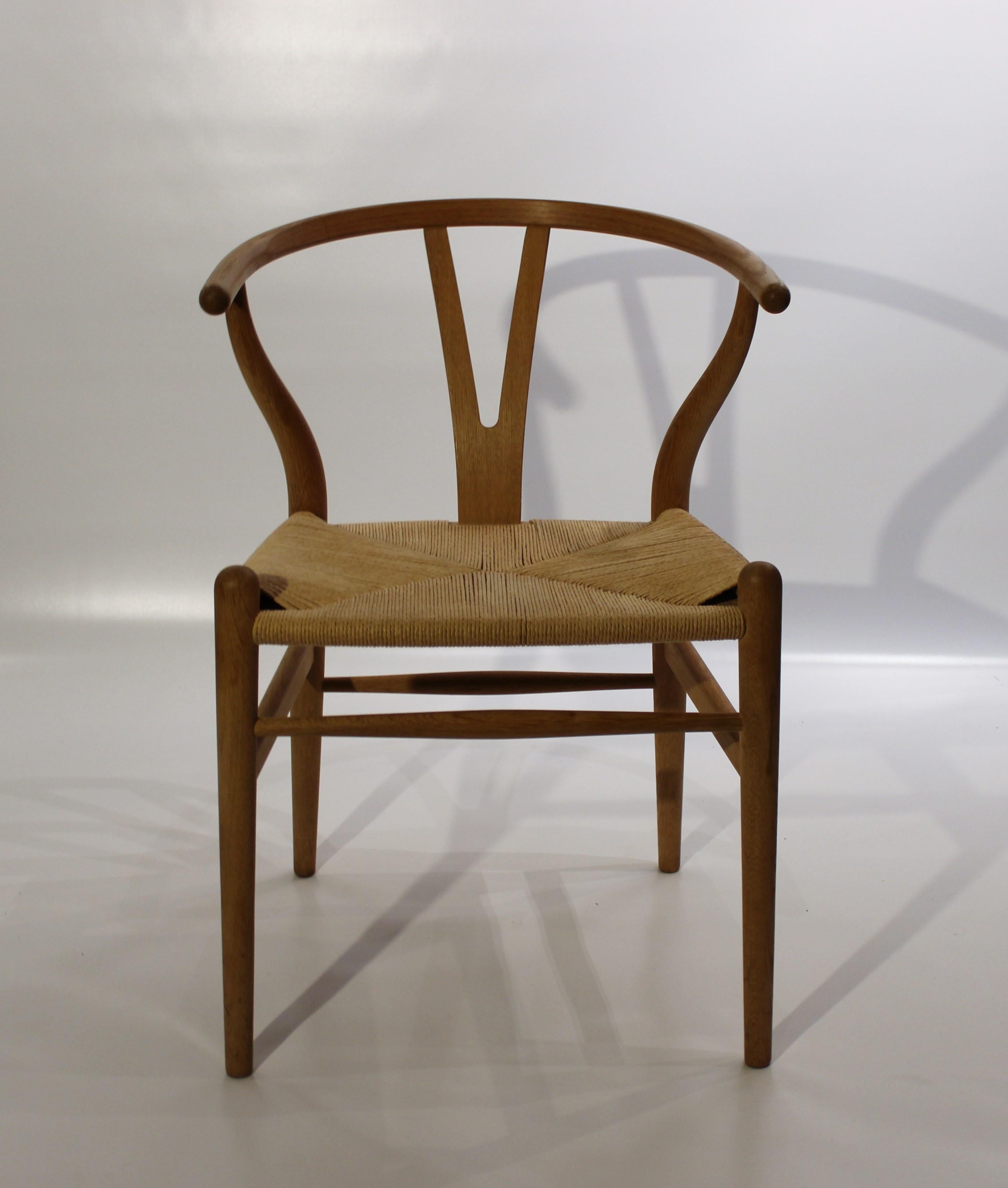 Scandinavian Modern Pair of Wishbone Chairs, in Oak, Model CH24, Hans J. Wegner