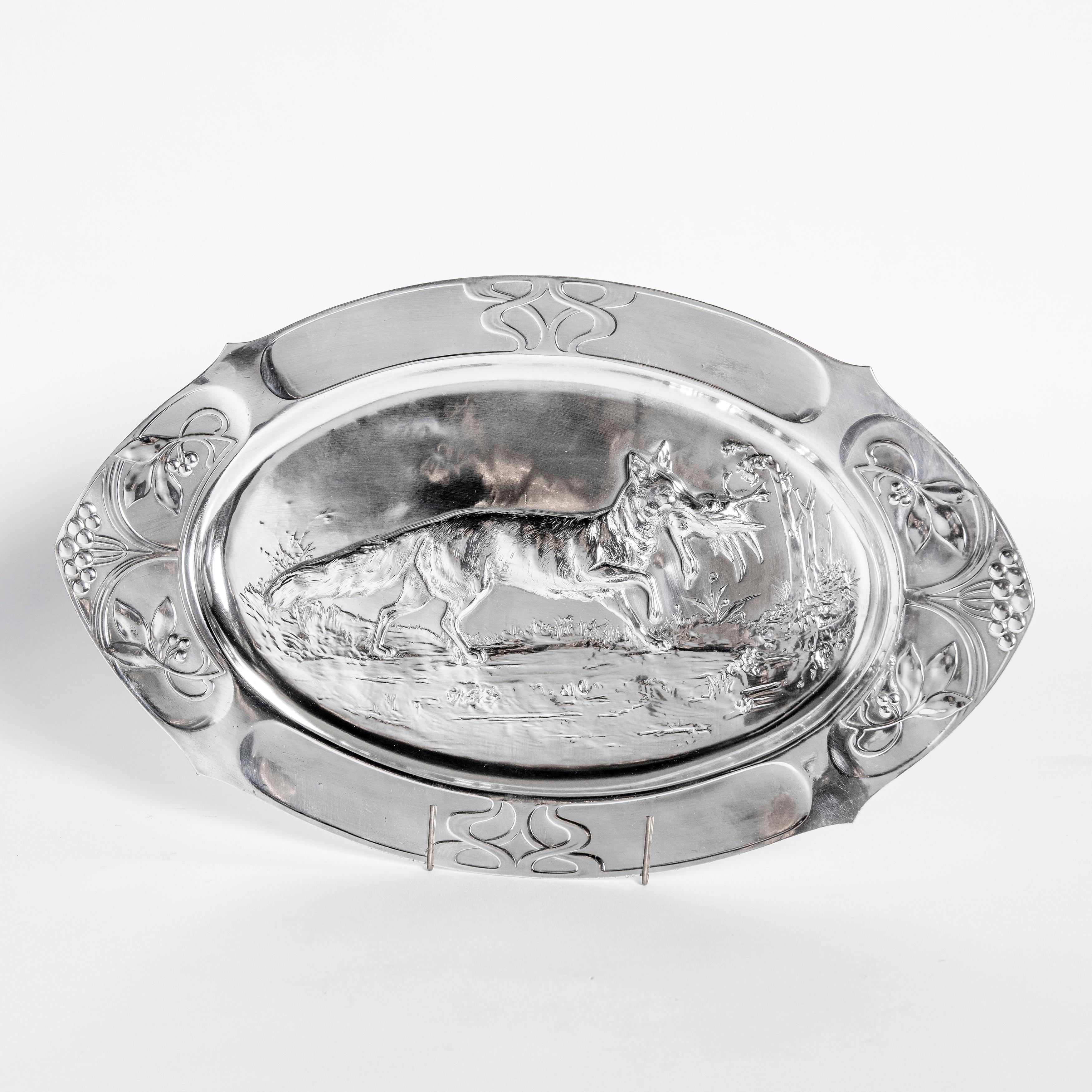 Coppia di piatti in argento W.M.F., periodo Jugendstil, circa 1900.
Con i cani da caccia.