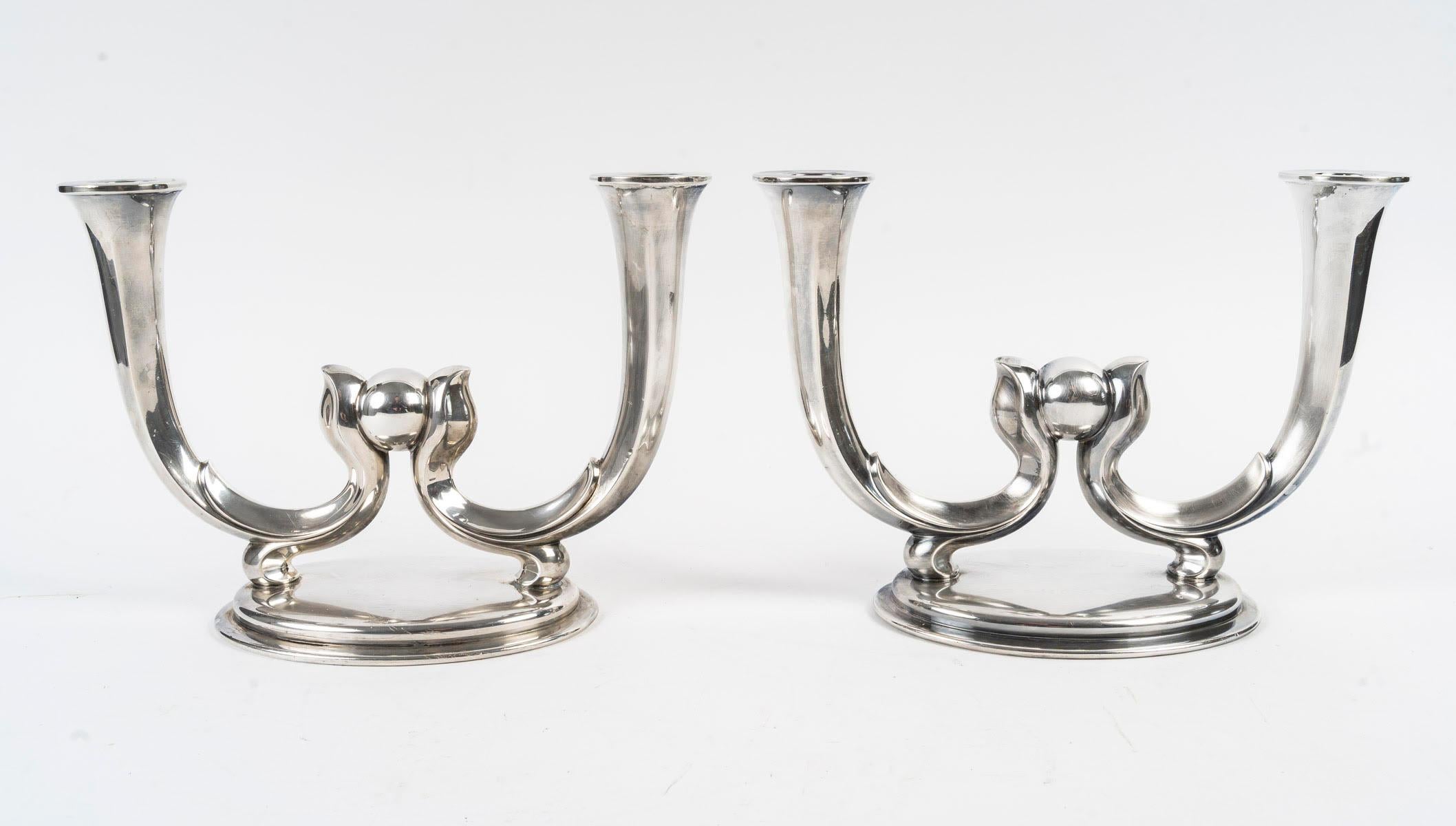 Tedesco Coppia di candelieri placcati in argento WMF, 1930 circa, periodo Art Deco. in vendita